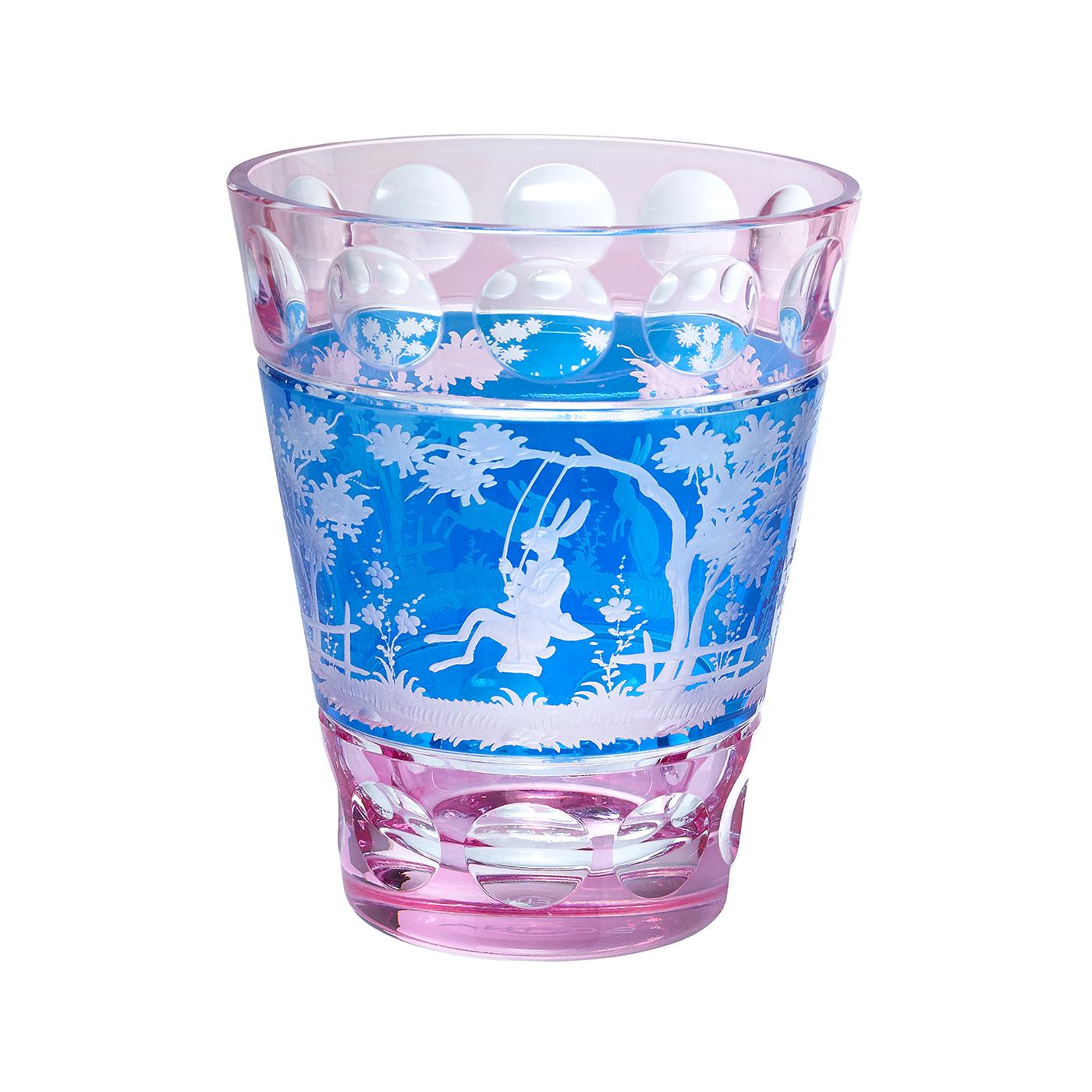 Vase aus mundgeblasenem Kristall in rosa und blauem Glas mit einer Szene aus dem Orient. Das Dekor ist ein Osterdekor mit 2 freihändig gravierten Hasen im naturalistischen Stil. Vollständig mundgeblasen und handgraviert in Bayern/Deutschland. Das