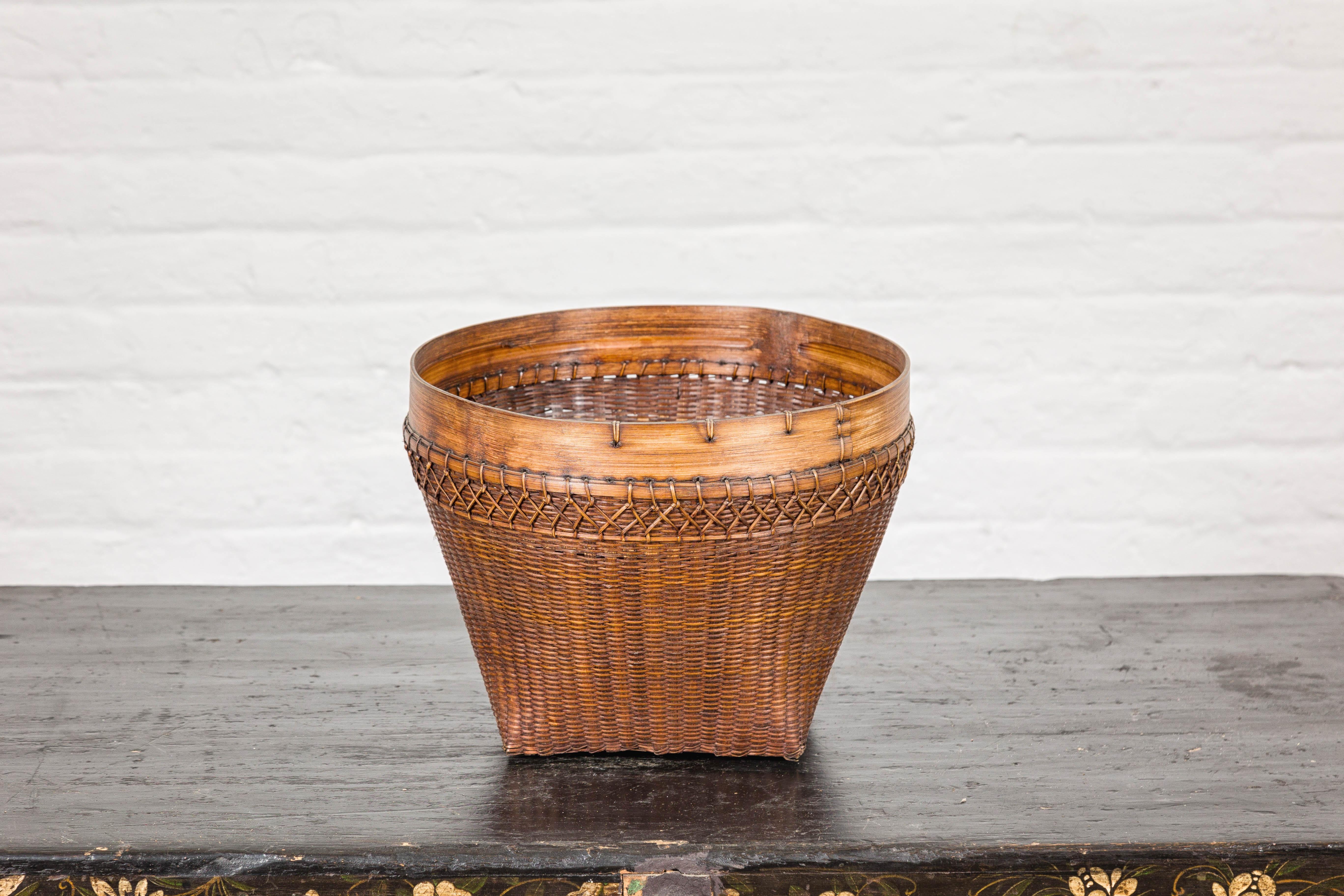 Cinese Cestino in rattan intrecciato a mano in stile country con bordo in bambù, venduto singolarmente in vendita
