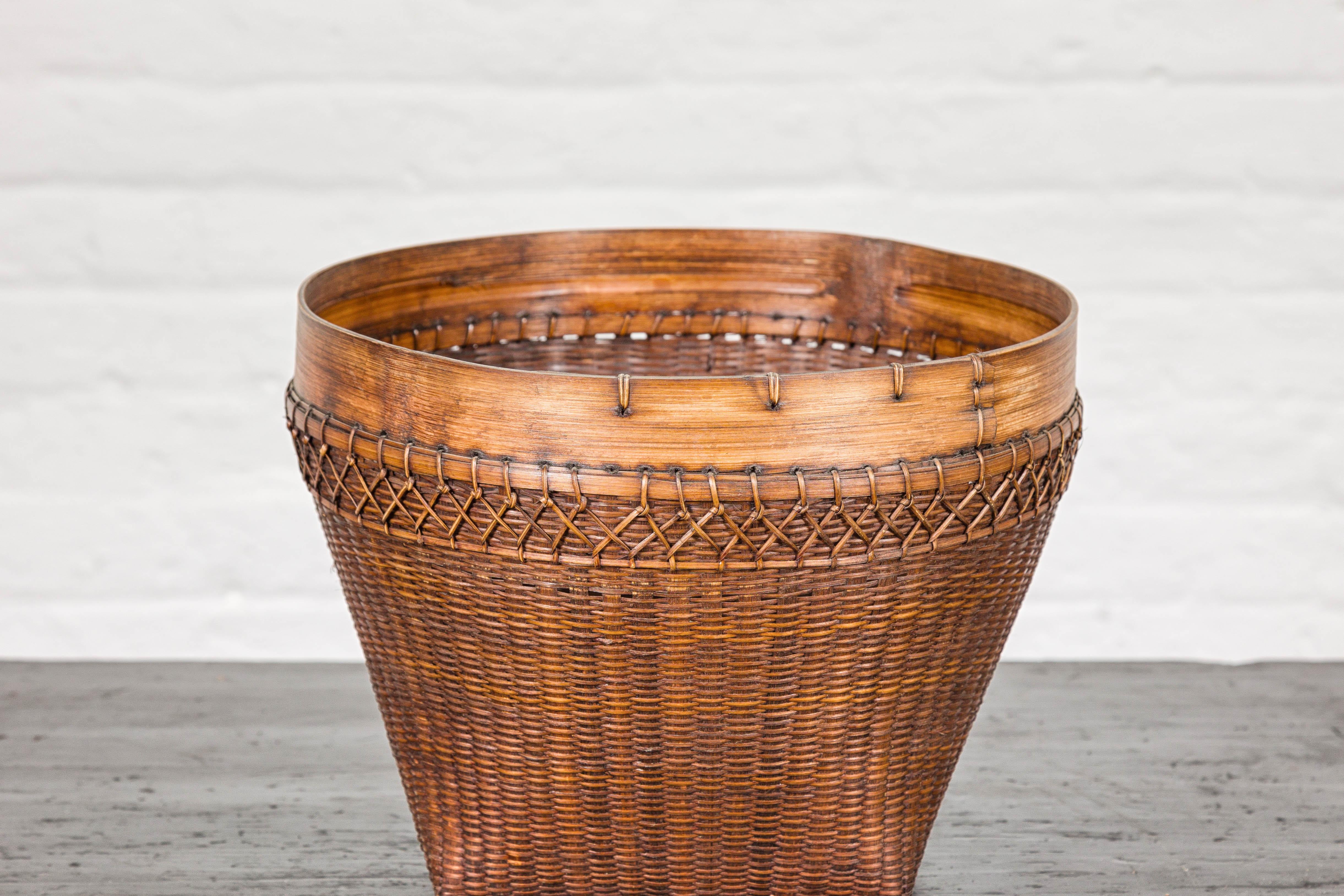 Tessuto a mano Cestino in rattan intrecciato a mano in stile country con bordo in bambù, venduto singolarmente in vendita