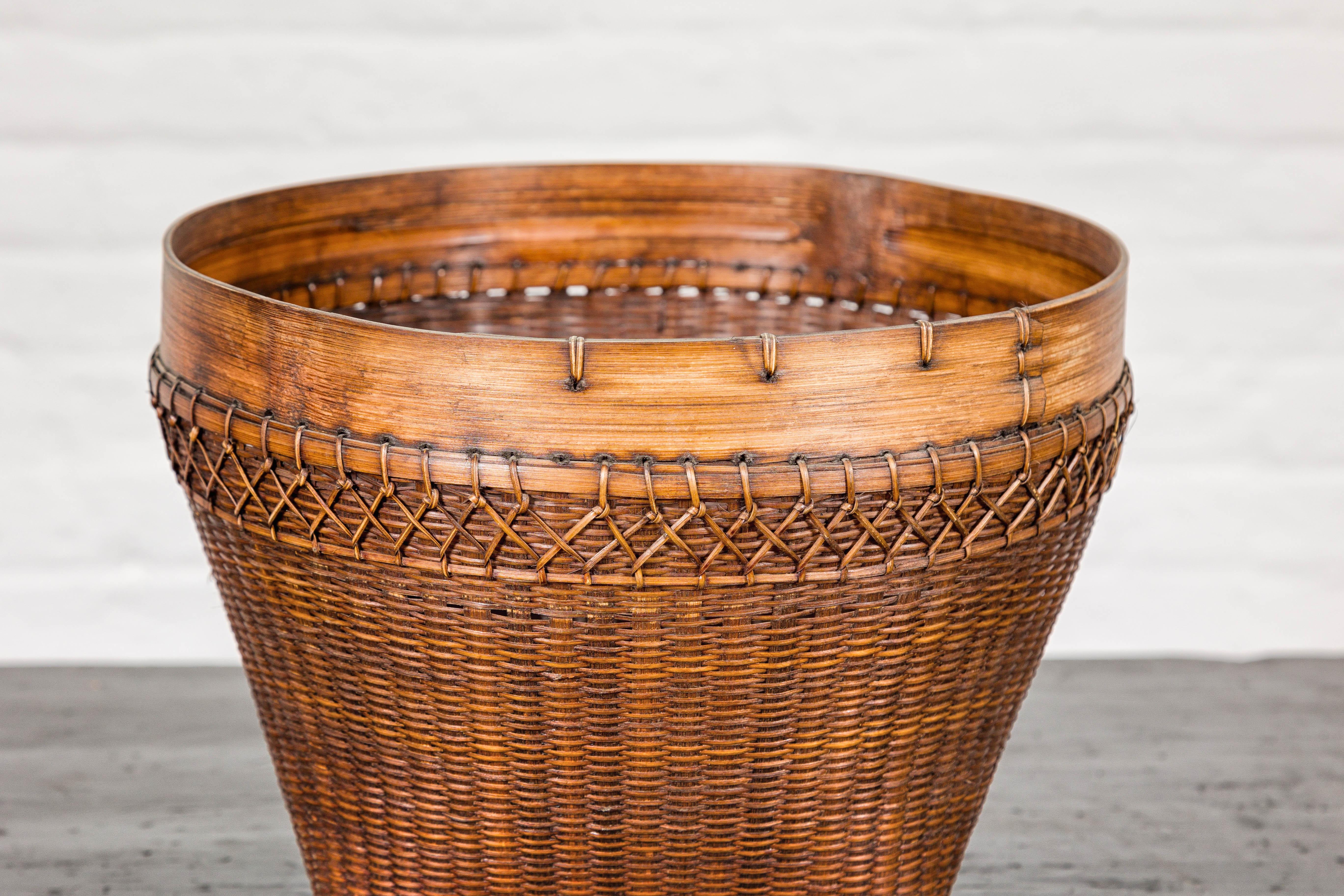 Cestino in rattan intrecciato a mano in stile country con bordo in bambù, venduto singolarmente In condizioni buone in vendita a Yonkers, NY