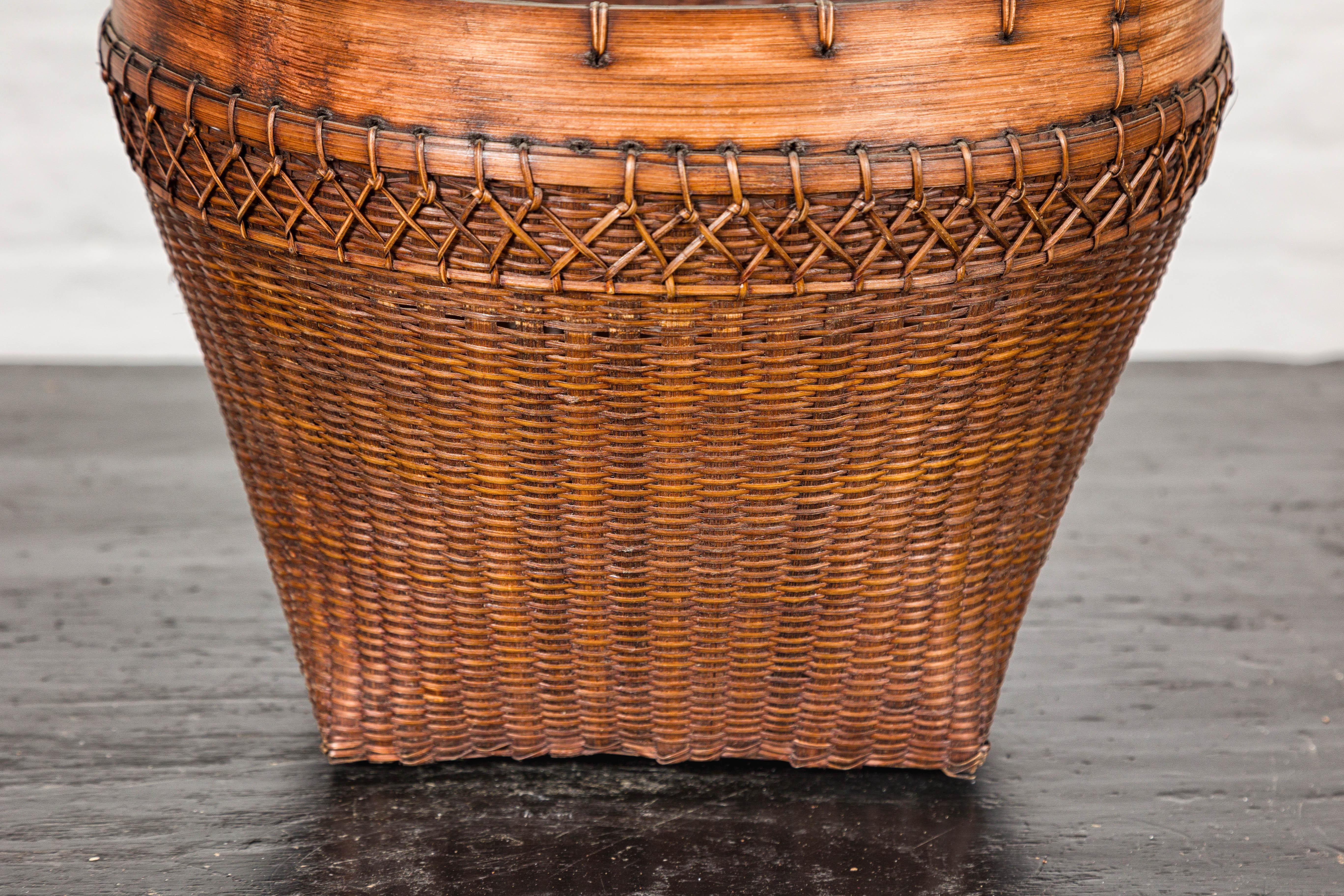 XX secolo Cestino in rattan intrecciato a mano in stile country con bordo in bambù, venduto singolarmente in vendita