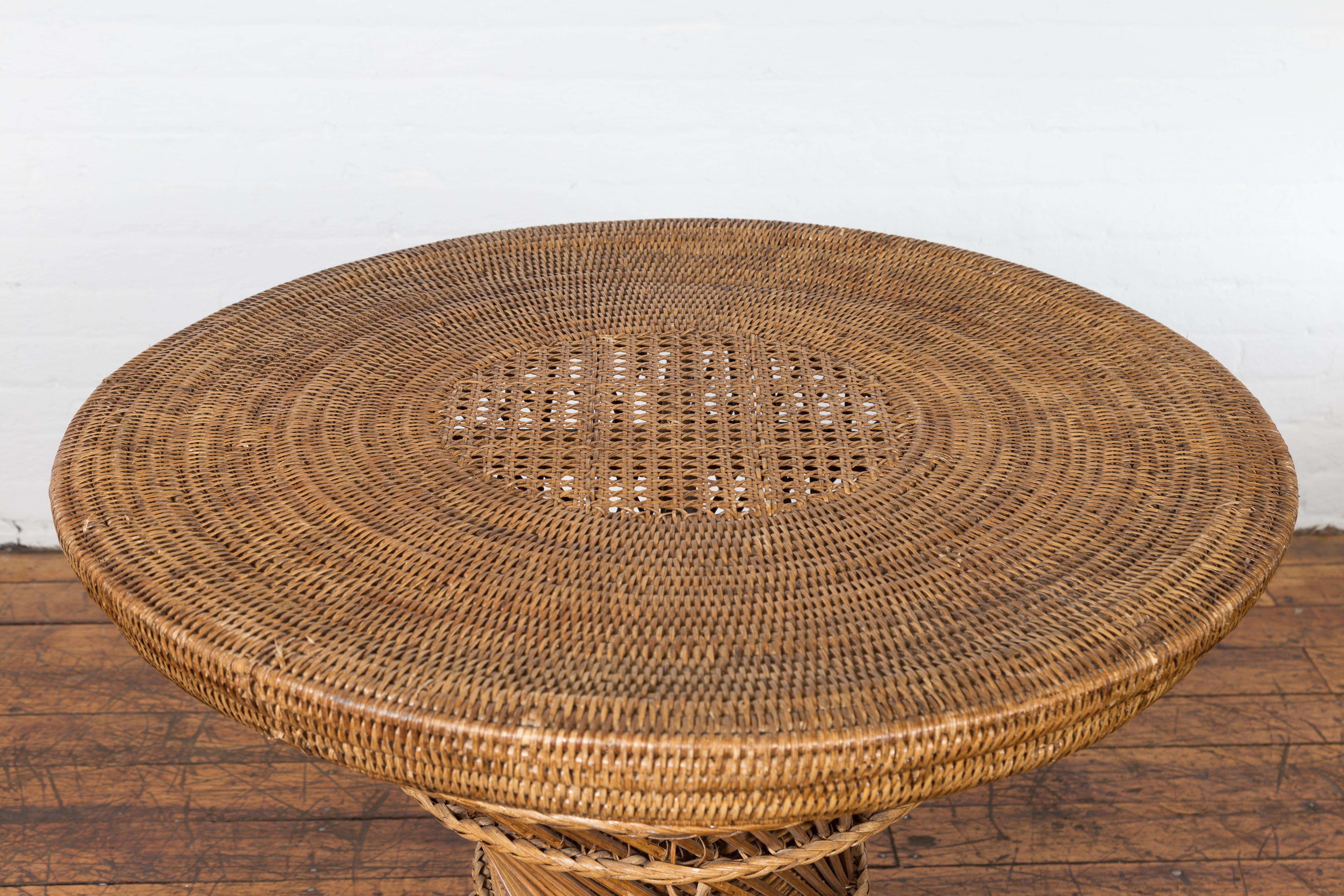Mesa de tambor de ratán tejido tailandés de estilo rústico con tablero circular Tailandés en venta