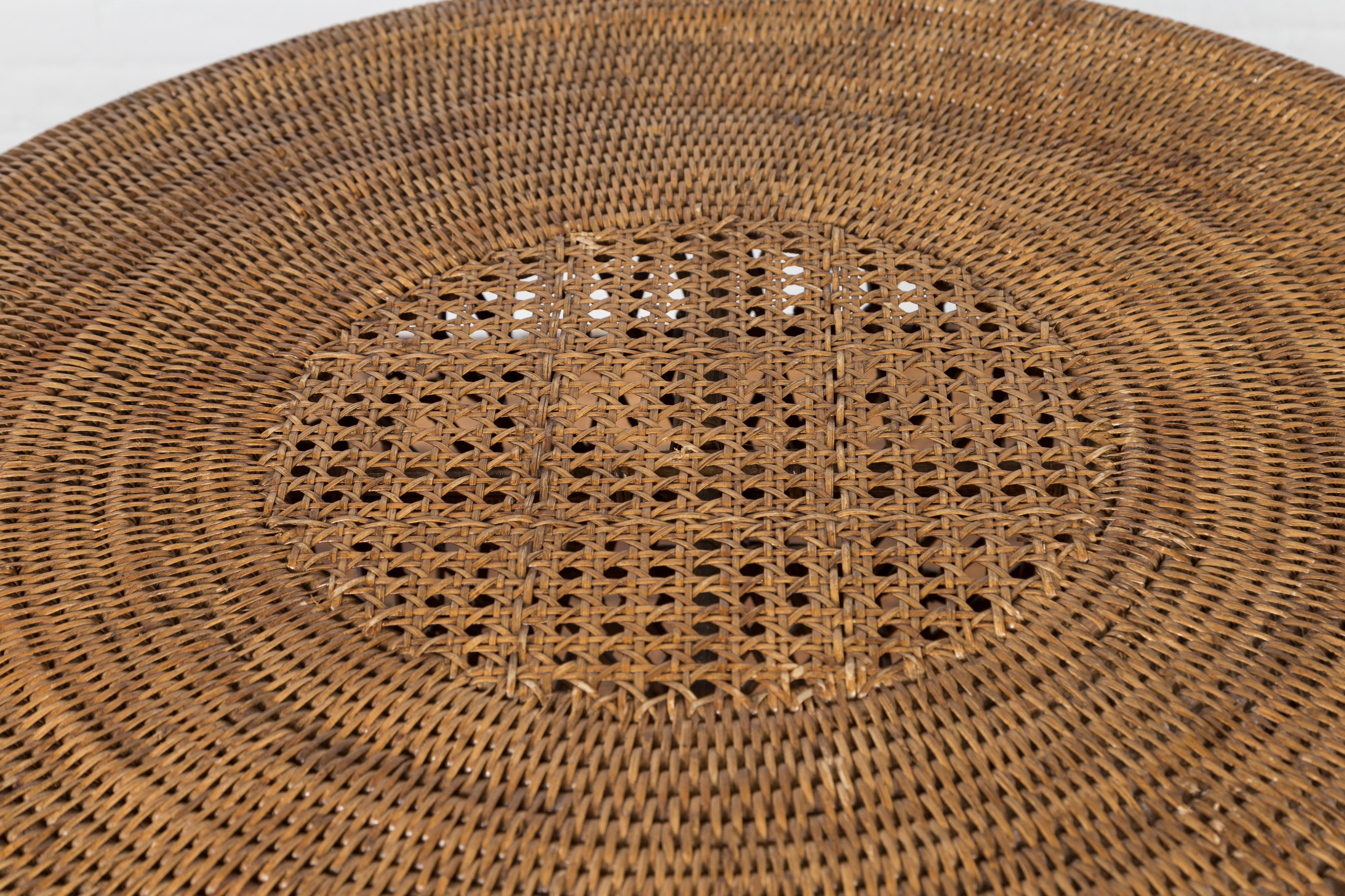 Tissage Table à tambour en rotin tressé thaïlandais vintage de style campagnard avec plateau circulaire en vente