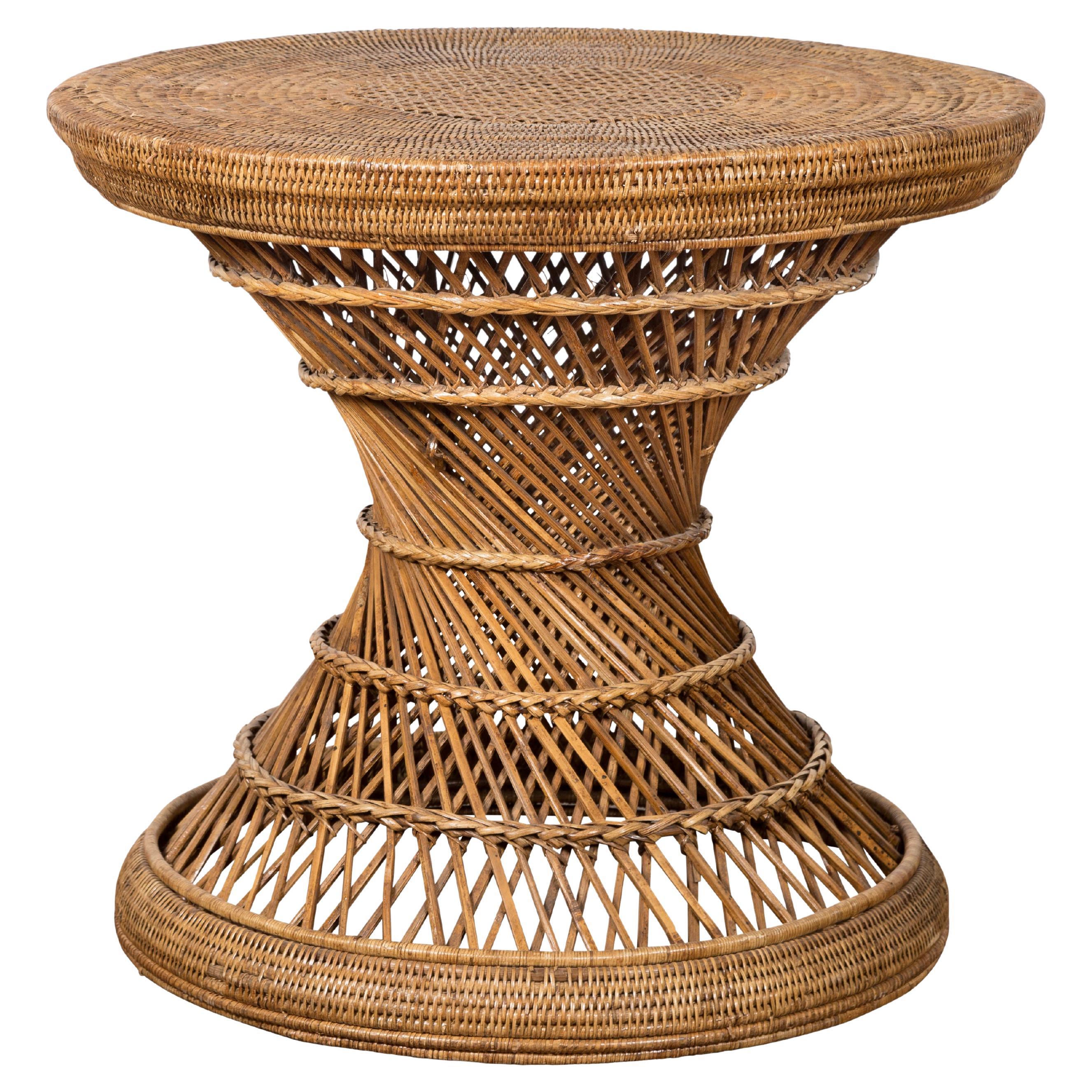 Table à tambour en rotin tressé thaïlandais vintage de style campagnard avec plateau circulaire en vente