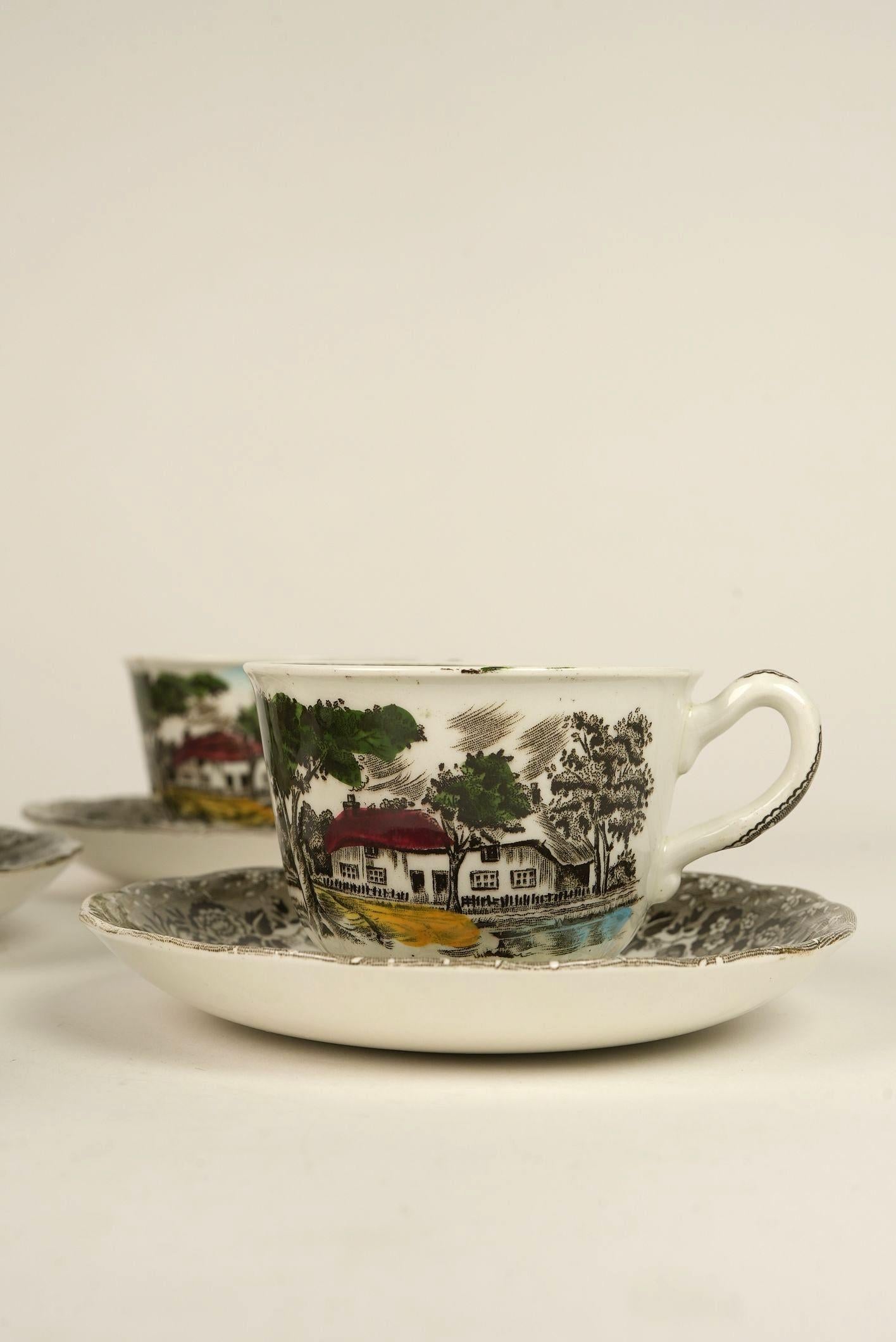 Dieses wunderschön erhaltene Vintage-Kaffeeservice von W.H. Grindley & Co. zeichnet sich durch sein charmantes Landhausmotiv, die sorgfältigen Details der Transferware und das vollständige, aufeinander abgestimmte Set aus - eine Seltenheit, die