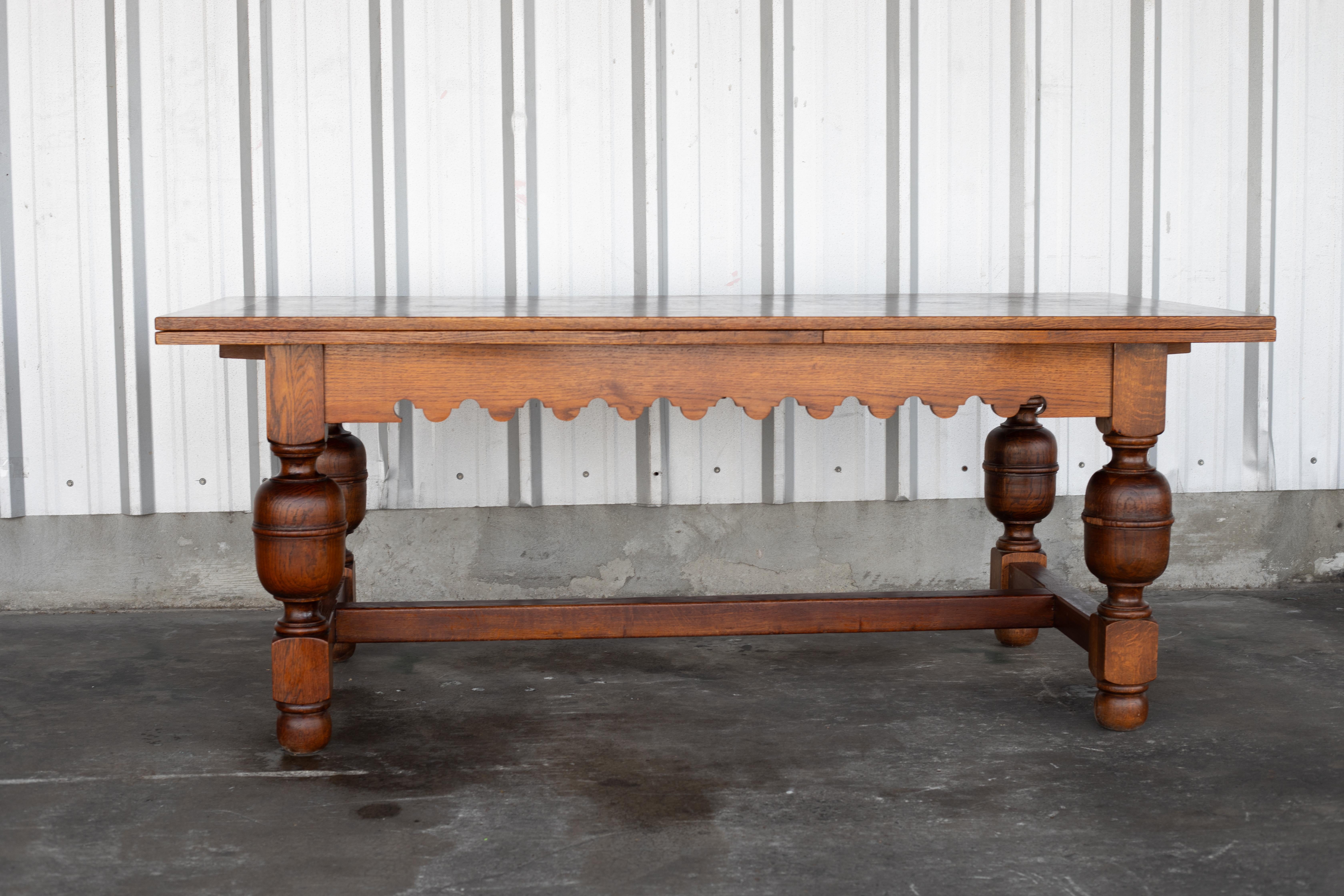 Preciosa mesa de comedor de madera. Estilo rural. ¡En buen estado! El desgaste típico de la edad. 74,5 pulgadas de largo, 37,25 pulgadas de ancho y 30 pulgadas de alto. 