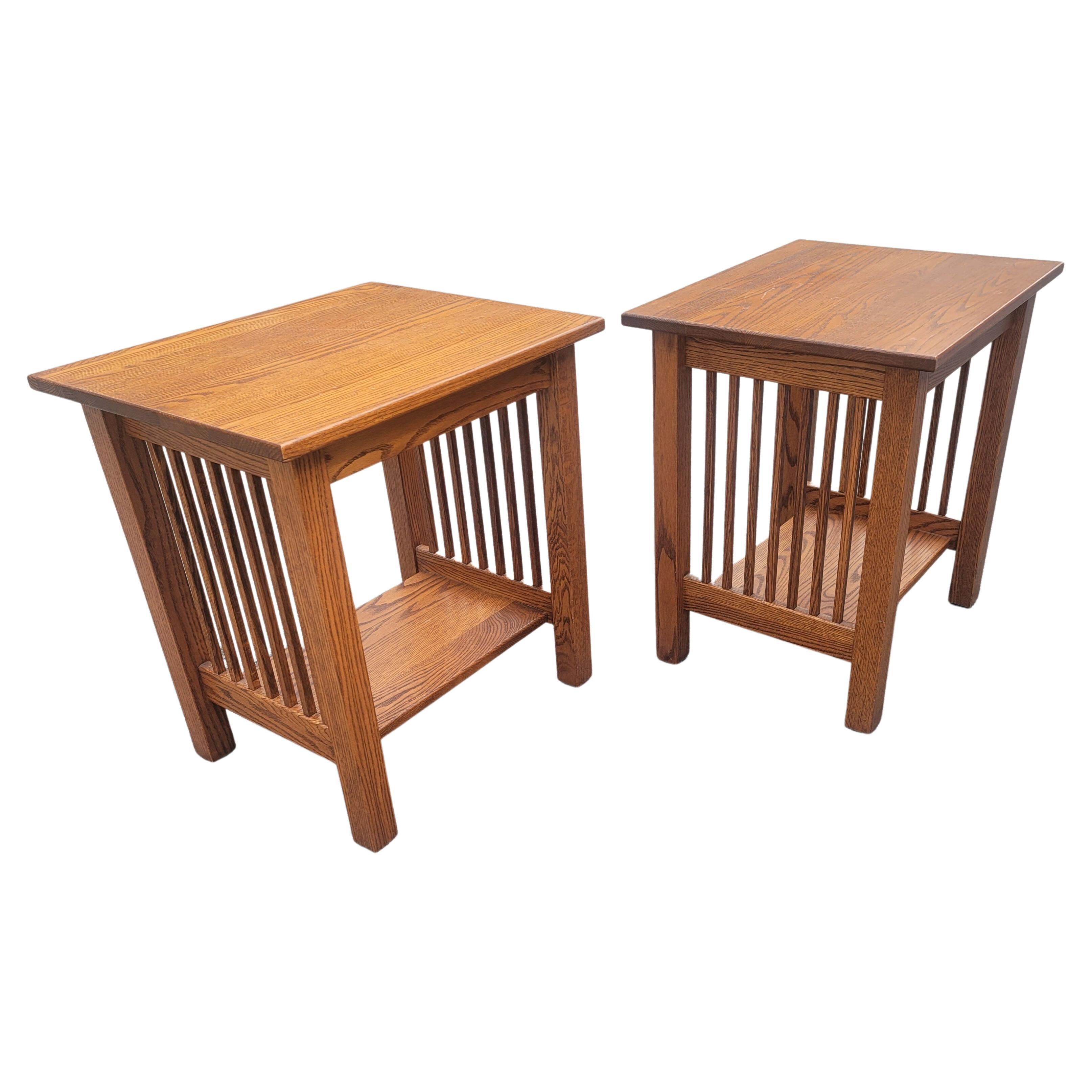 Ein Paar von Amish handgefertigte Arts & Crafts Stil Mission Eiche Beistelltische von Land Ansicht Holzbearbeitung. 
Handgefertigt in Ohio, USA, von den besten Amish-Handwerkern. Stabile Beistelltische in hervorragendem Vintage-Zustand. 
Maße: 22