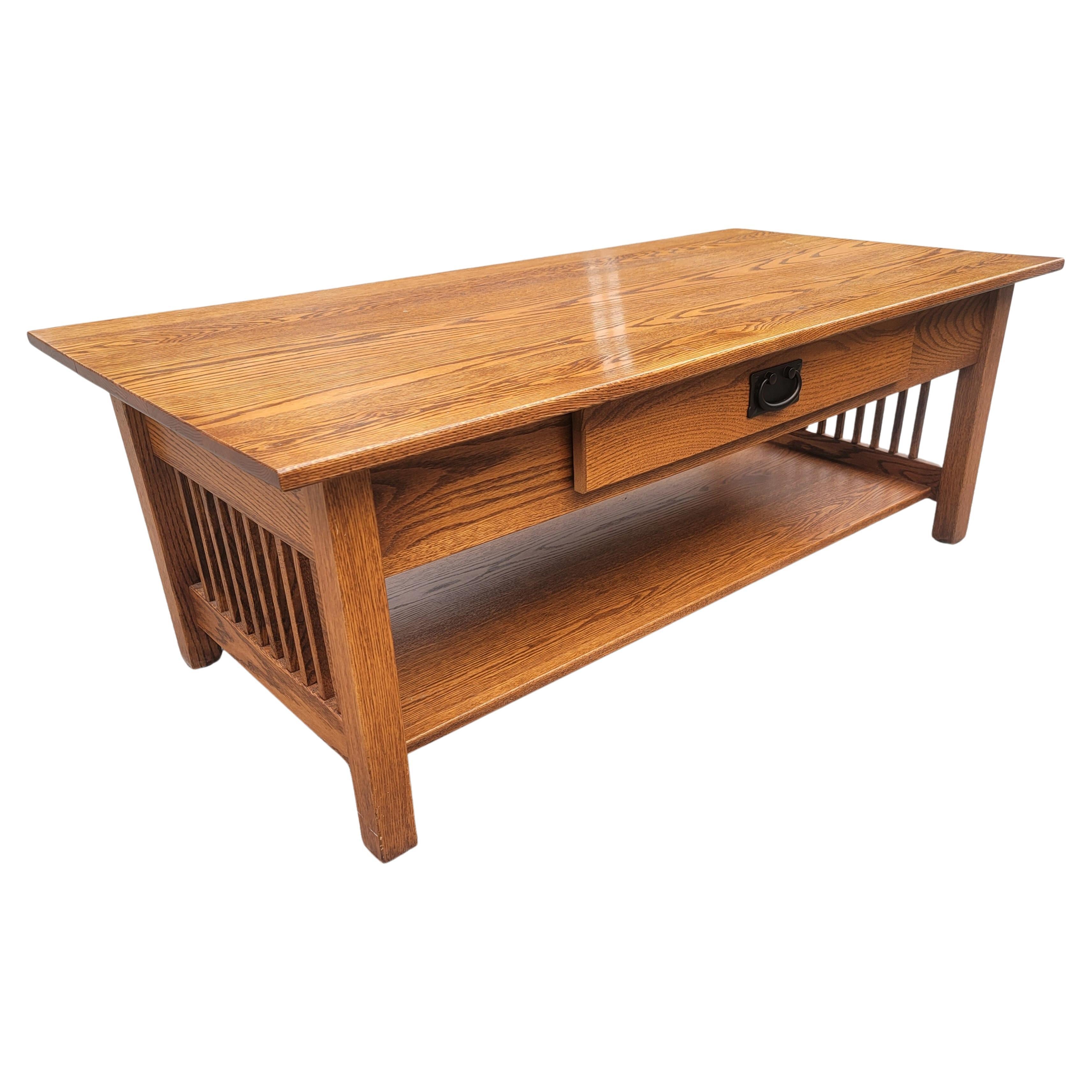 Amish Handgefertigter Arts & Crafts-Cocktailtisch aus Eichenholz mit Landhausansicht (Arts and Crafts) im Angebot