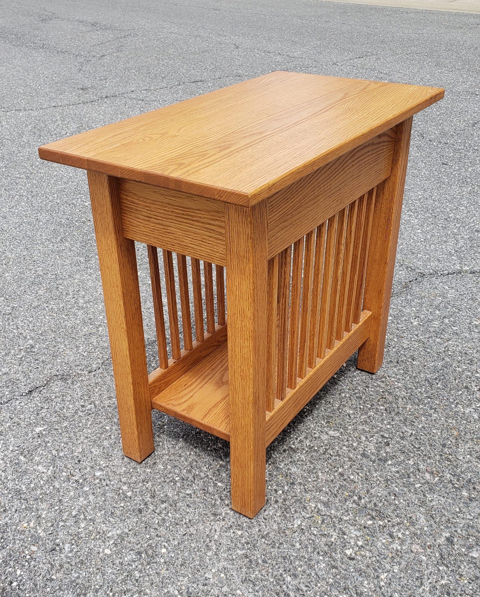 A pair of Fine quality Arts and Crafts USA Amish hand crafted Oak Side Tables in great vintage condition.
Measure 14