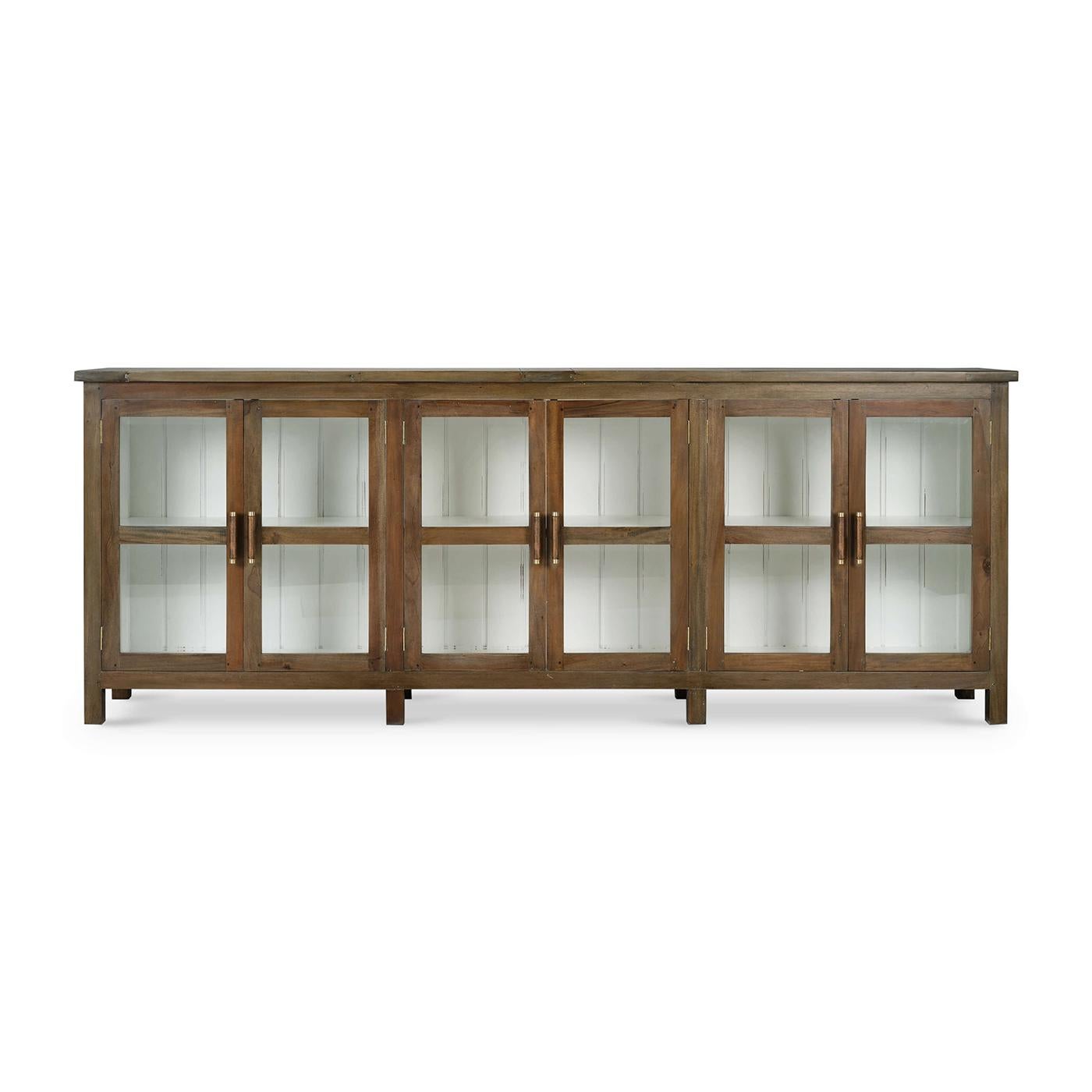 Esta elegante pieza proporciona un amplio espacio de almacenamiento a la vez que añade un toque de encanto rústico a tu salón o comedor.

Fabricado en caoba maciza y acabado en nuestro exterior lavado paja, este armario largo tiene seis puertas con