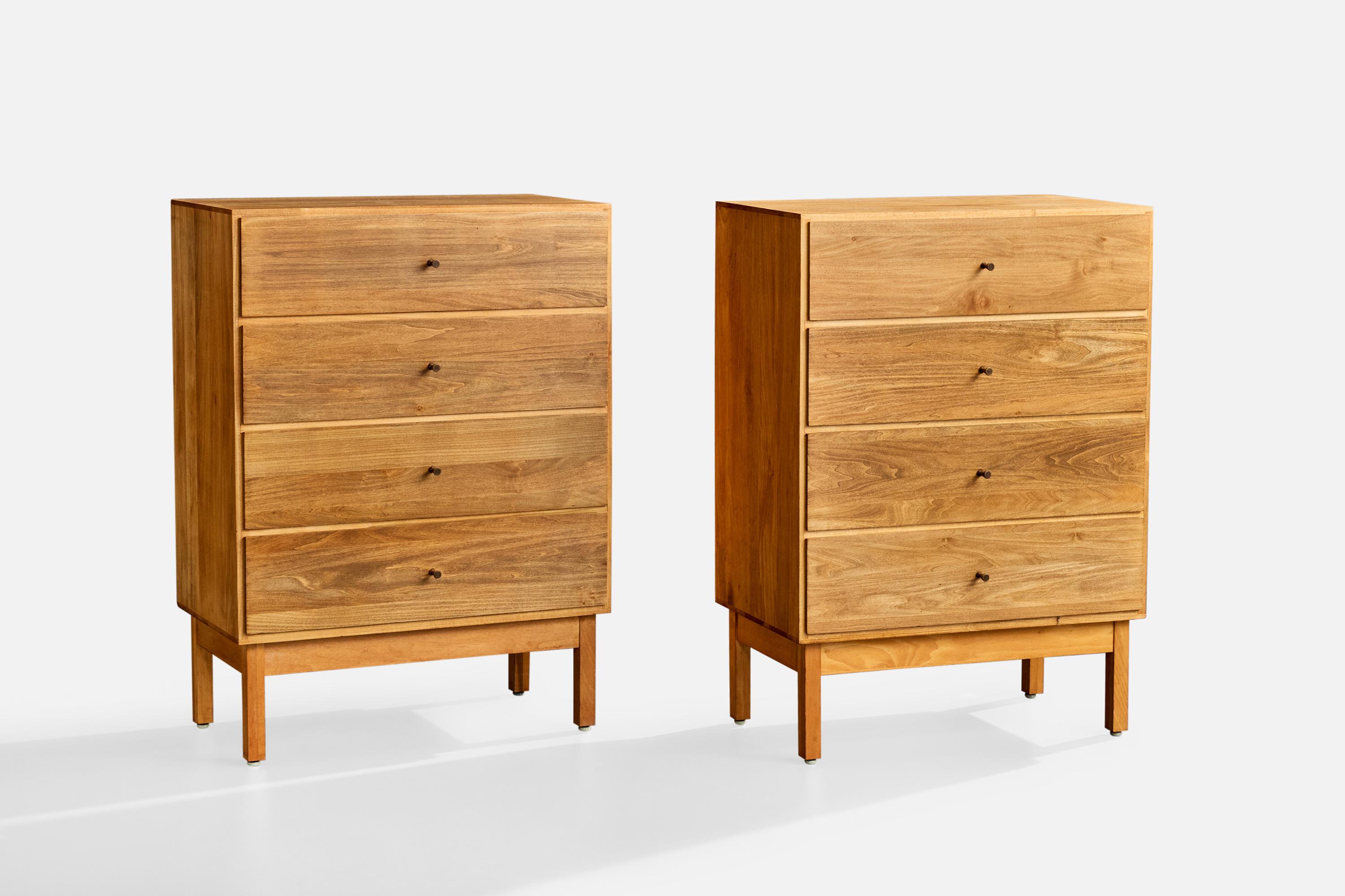 Un par de cómodas de arce y latón fabricadas por Country Workshop, Newark, Nueva Jersey, EE.UU., c. 1950.

El cajón superior de uno en par se presenta con pérdidas insignificantes

Dimensiones totales (pulgadas): 41,5 