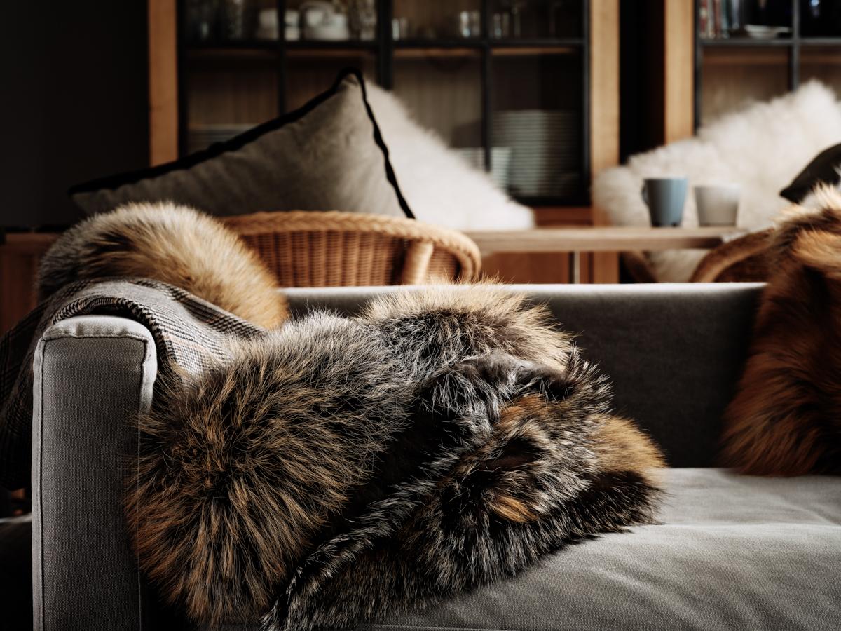 A wool and cashmere blanket hemmed with natural gold fox cross fur.

This wool and cashmere Prince of Wales and Pied-de-Poule blanket, black and white on the back, livens up the room and is perfect to use in front of a fire on a winter evening.