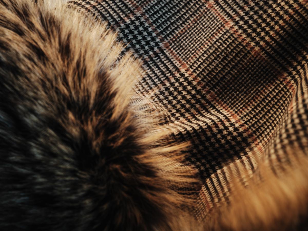 italien Couverture de luxe à carreaux Countryman en laine, cachemire et fourrure de renard par Muchi Decor en vente