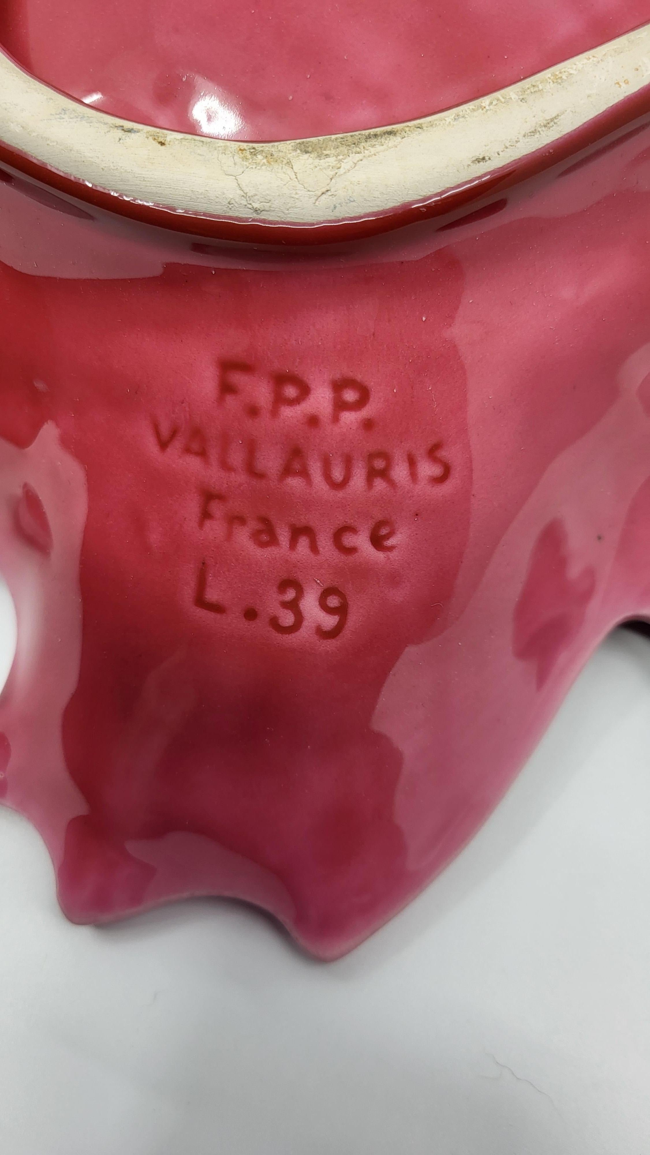 Coupe de l'atelier „FPP“  céramique forme de feuille rose Vallauris 1960 Vintage (Emailliert) im Angebot