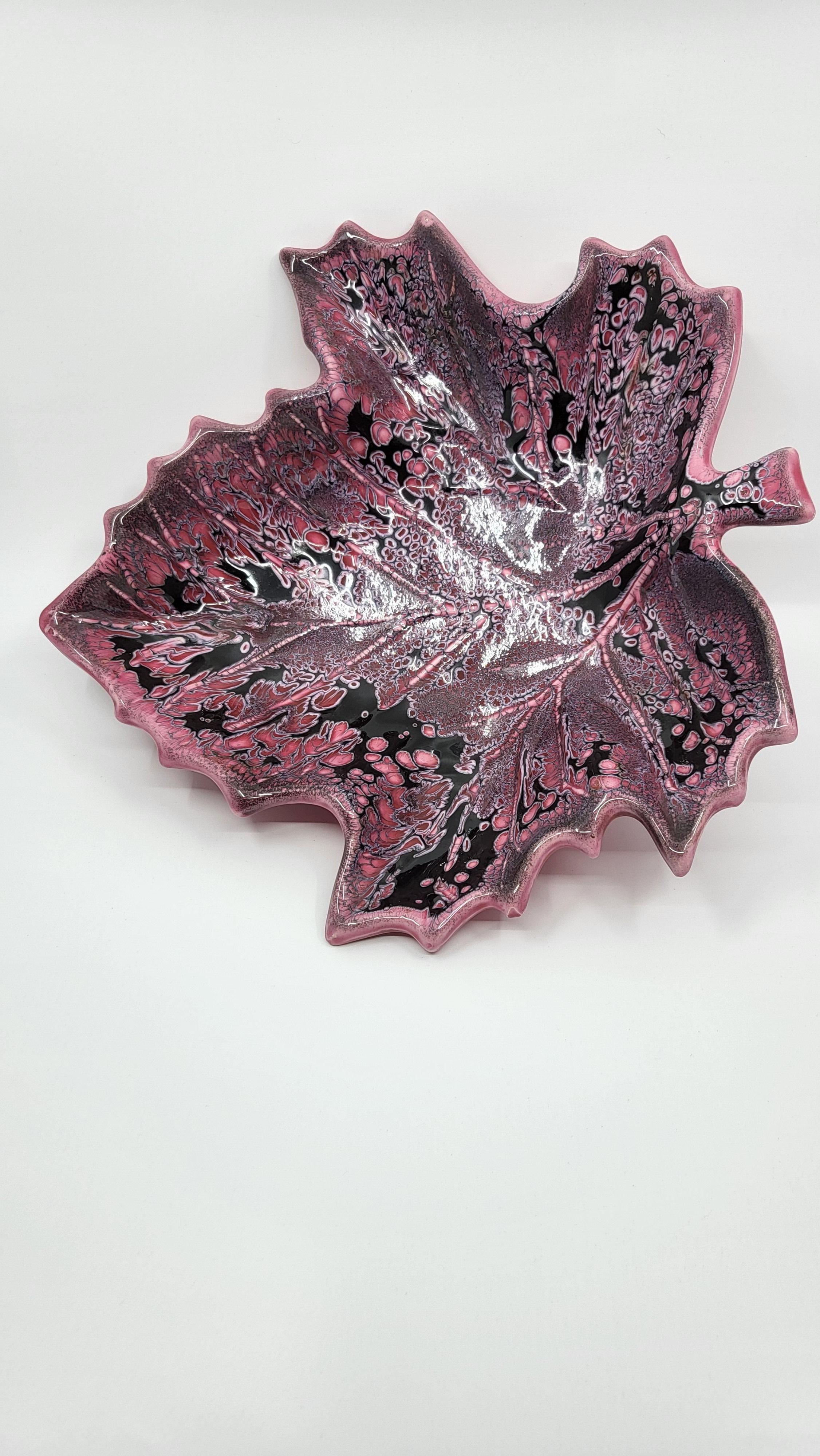Coupe de l'atelier „FPP“  céramique forme de feuille rose Vallauris 1960 Vintage (Keramik) im Angebot