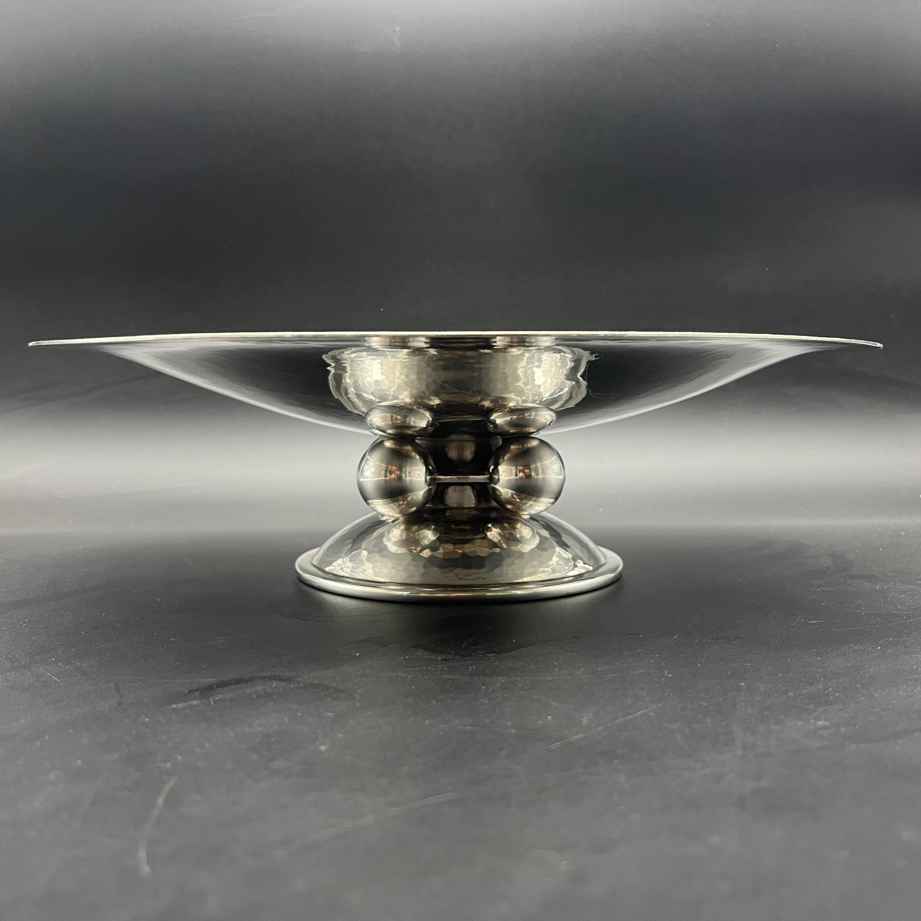 Description : 
Superbe coupe Art Déco Moderniste. Modele Normandie de Luc Lanel dessiné en 1933 pour la maison Christofle. 

Dimensions : 
Largeur : 35 cms
Hauteur : 10 cm

Etat : 
Bel état d'usage. Rayures d'usages uniforme et patine d'usage sur le