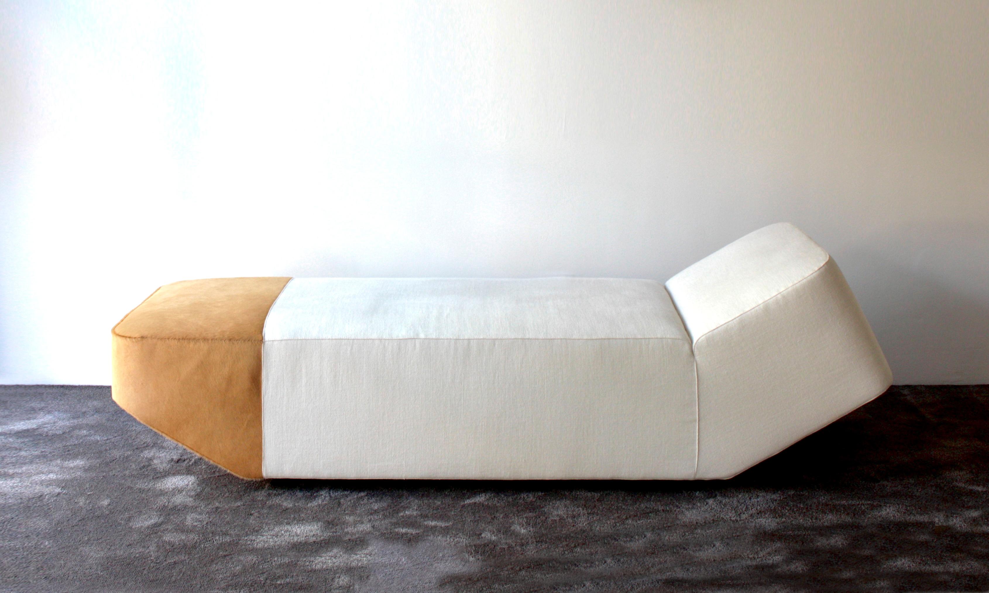 Letto da giorno Coupè in Wood e tappezzeria Charade 101 e Pony 1023 di Casa Casati 
Dimensioni: D 70 x L 200 x H 40 cm. 
Materiali: Beeche, poliuretano, fibra di poliestere e imbottitura.

Disponibile in diverse opzioni di materiale.
