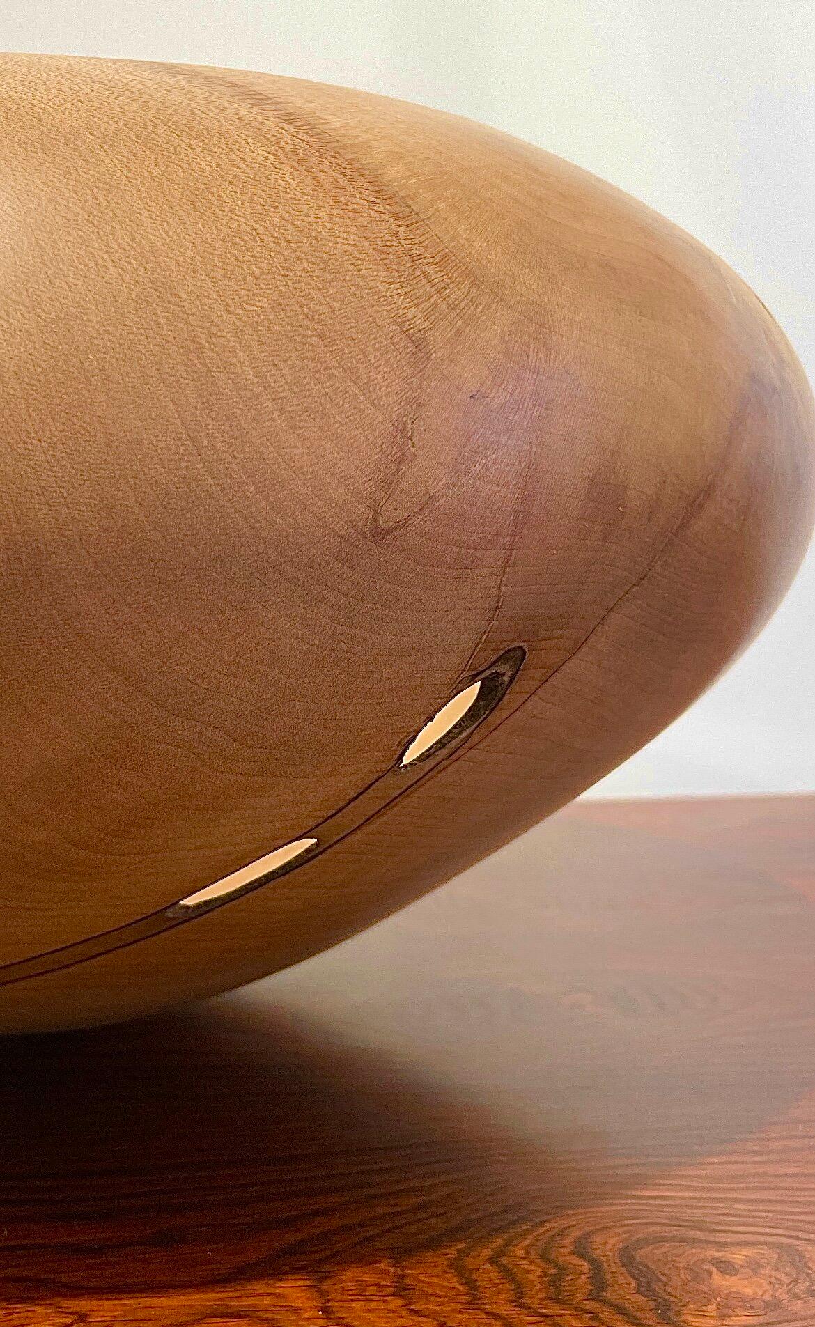 Très belle coupe bois tourné de l'artiste français Ralph Ribour, dans un style minimaliste et raffiné.
Pièce contemporaine en sycomore.
 H23 x D40 cm