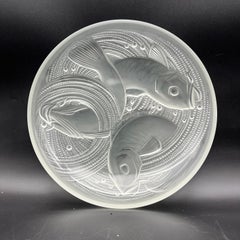 Coupe en verre pressé dépoli Pierre D'Avesn a décor de poisson carpes