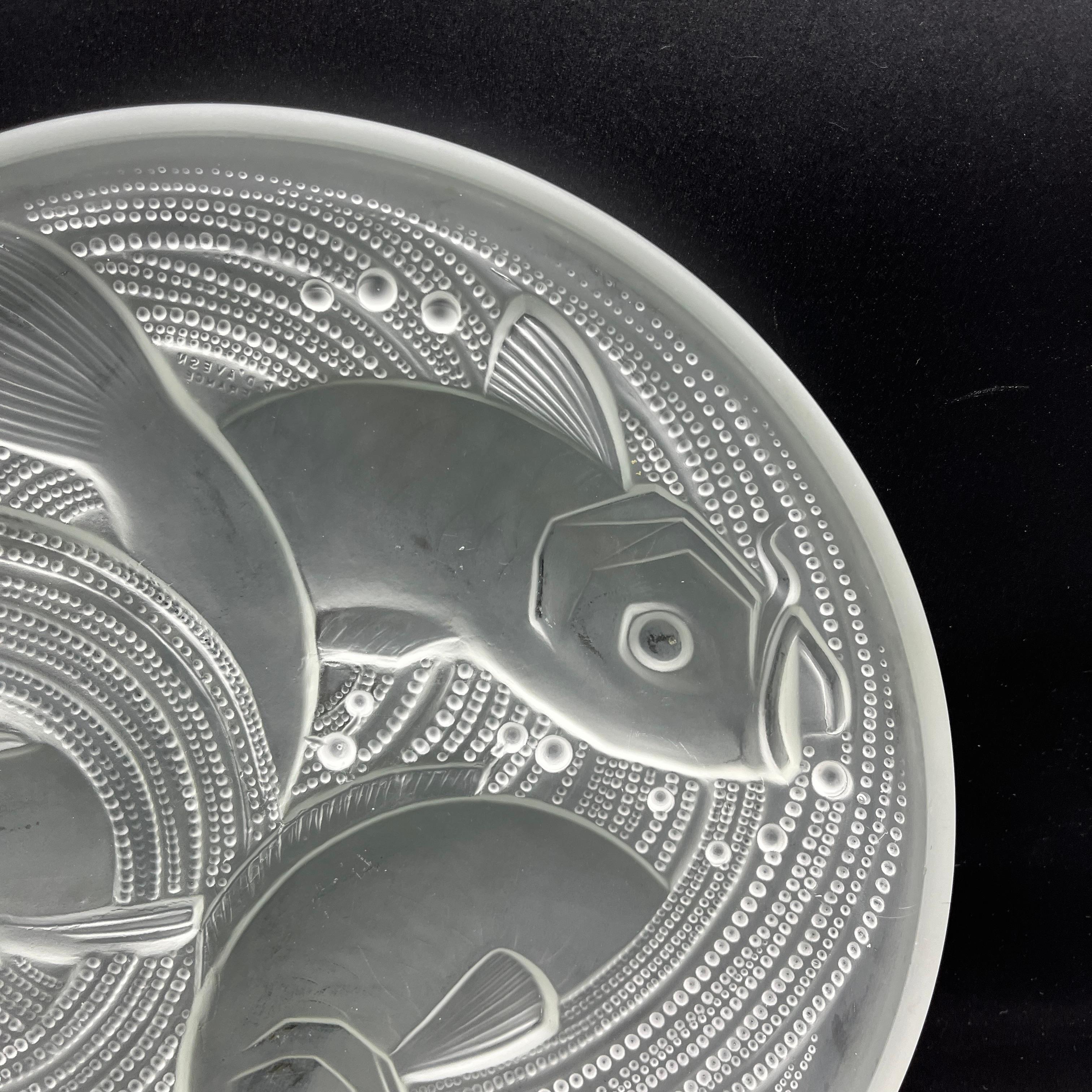 Art Deco Coupe en verre pressé dépoli Pierre D’Avesn a décor de poisson carpes For Sale