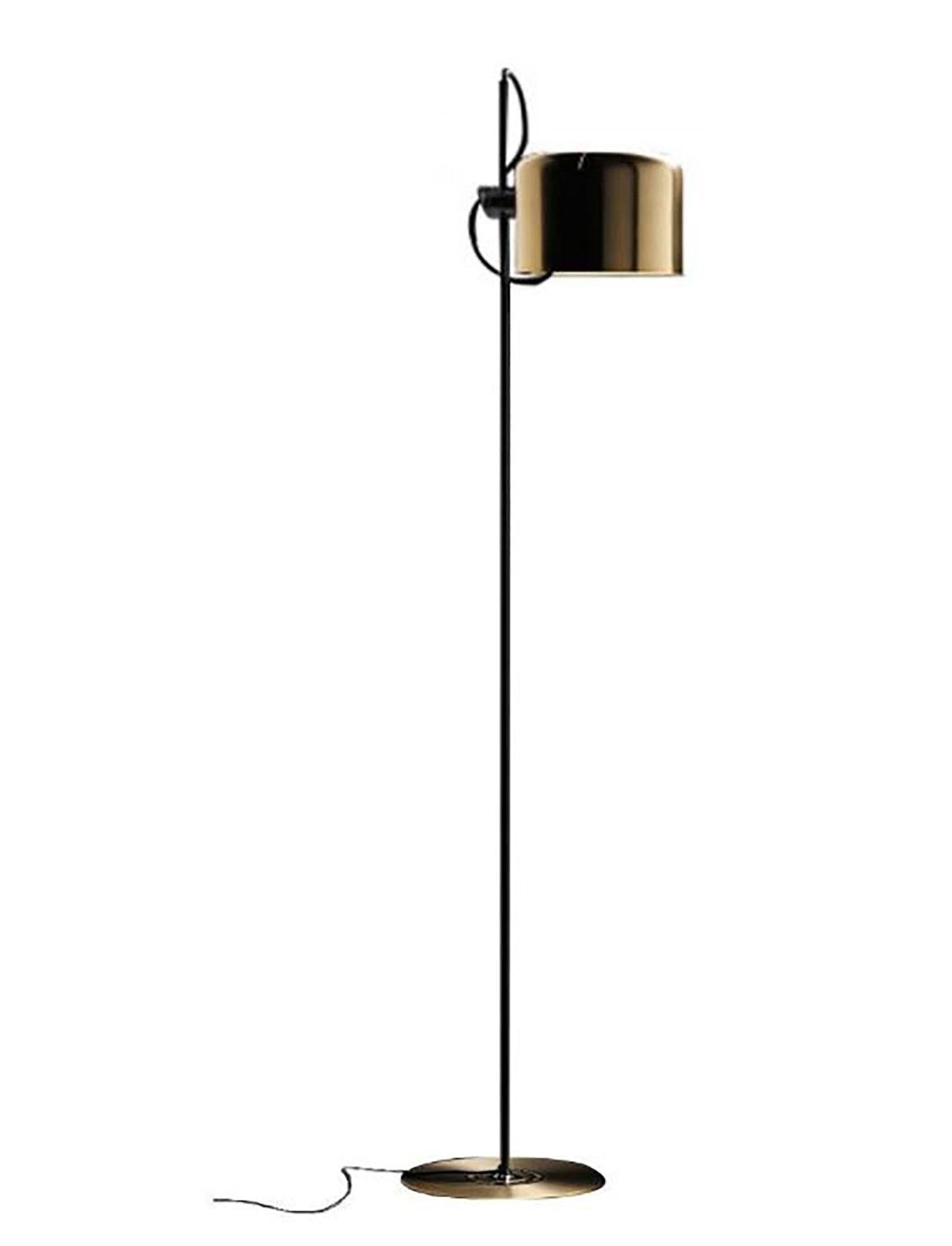 Coupe Stehleuchte (3321), entworfen von Joe Colombo für Oluce. Die Coupe-Lampenserie gilt als eine Variante der Spinnenlampen. Diese Lampe hat einen Sockel aus lackiertem Metall mit einem Reflektor in Form eines Halbkreises aus einbrennlackiertem