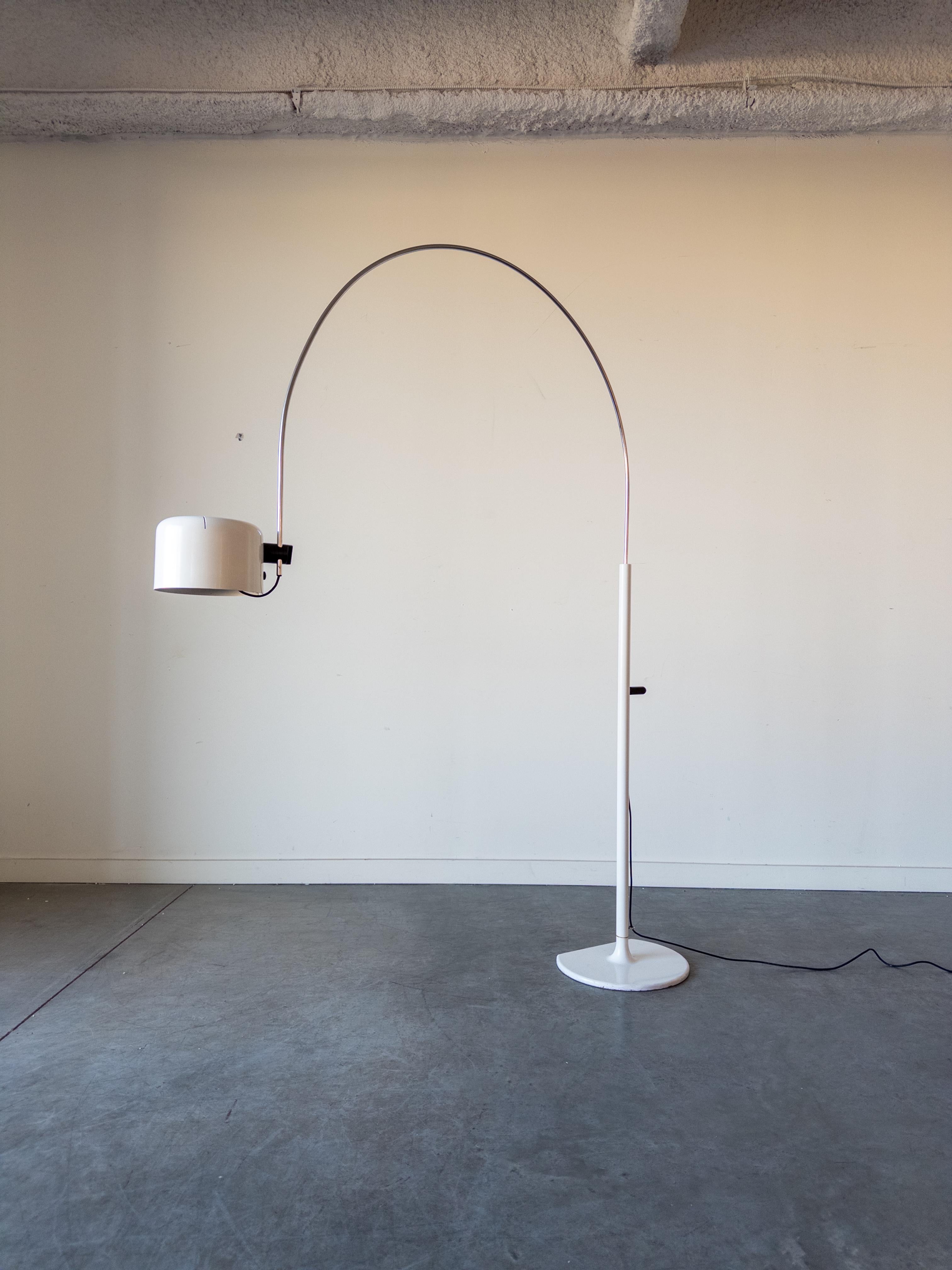 Coupe Stehleuchte von Joe Colombo für O-Luce, 1967 Italien. Diese verstellbare, ikonische Stehleuchte ist aus lackiertem Metall gefertigt.

