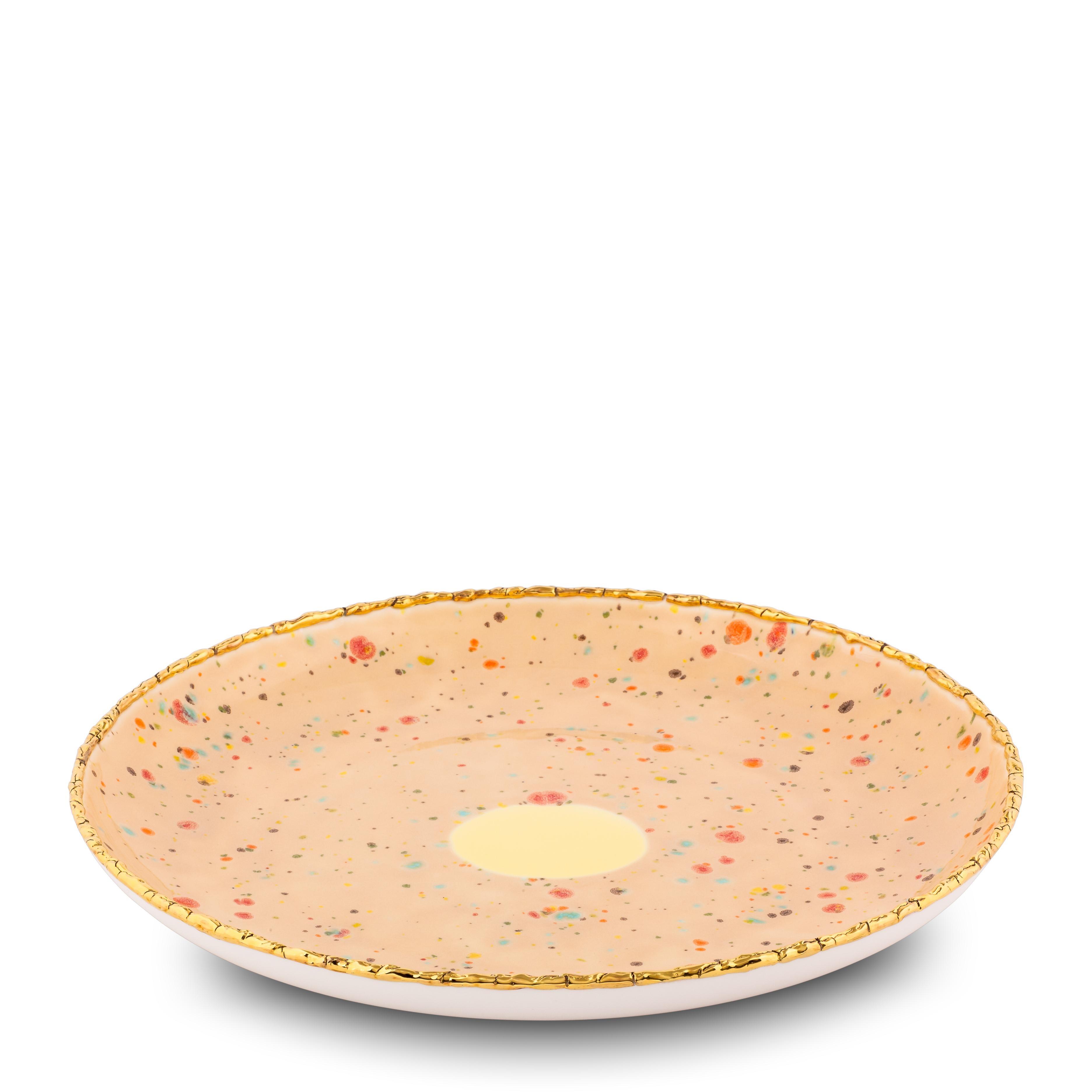 Hand painted in Italy from the finest porcelain, this craquelé edge coupe platter from the Chestnut collection has an original golden crackled rim emphasizing the sandy surface covered with little multicolor dots and the yellow decoration at the