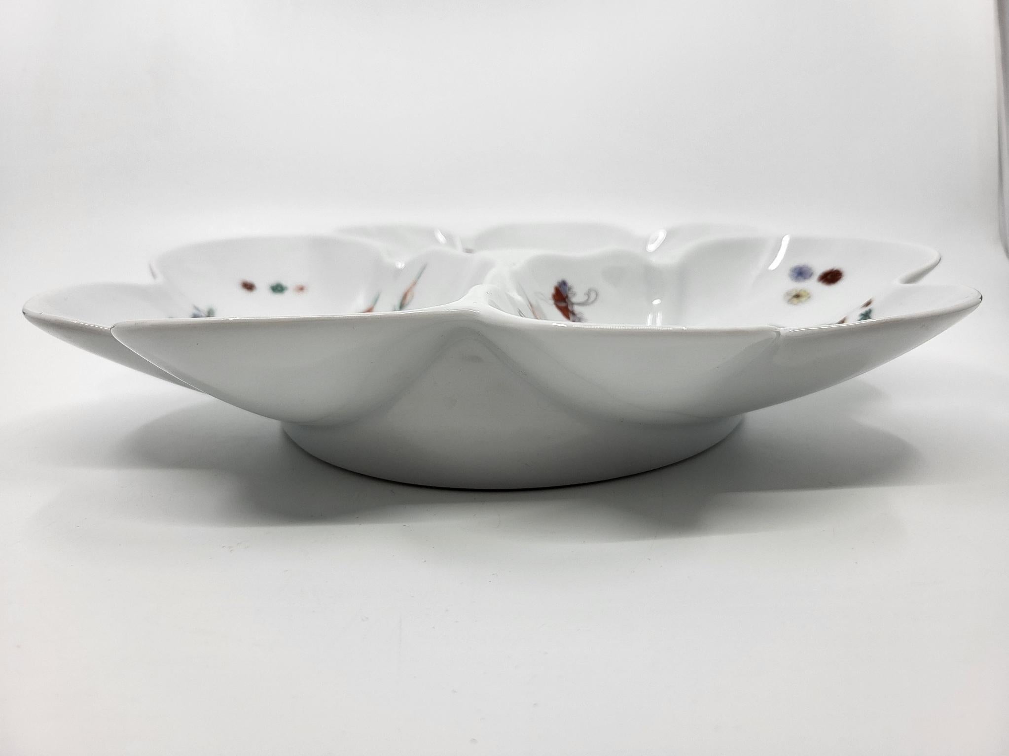Il piatto di servizio Porcelaine du Lys Royal è una riproduzione fedele del decoro 