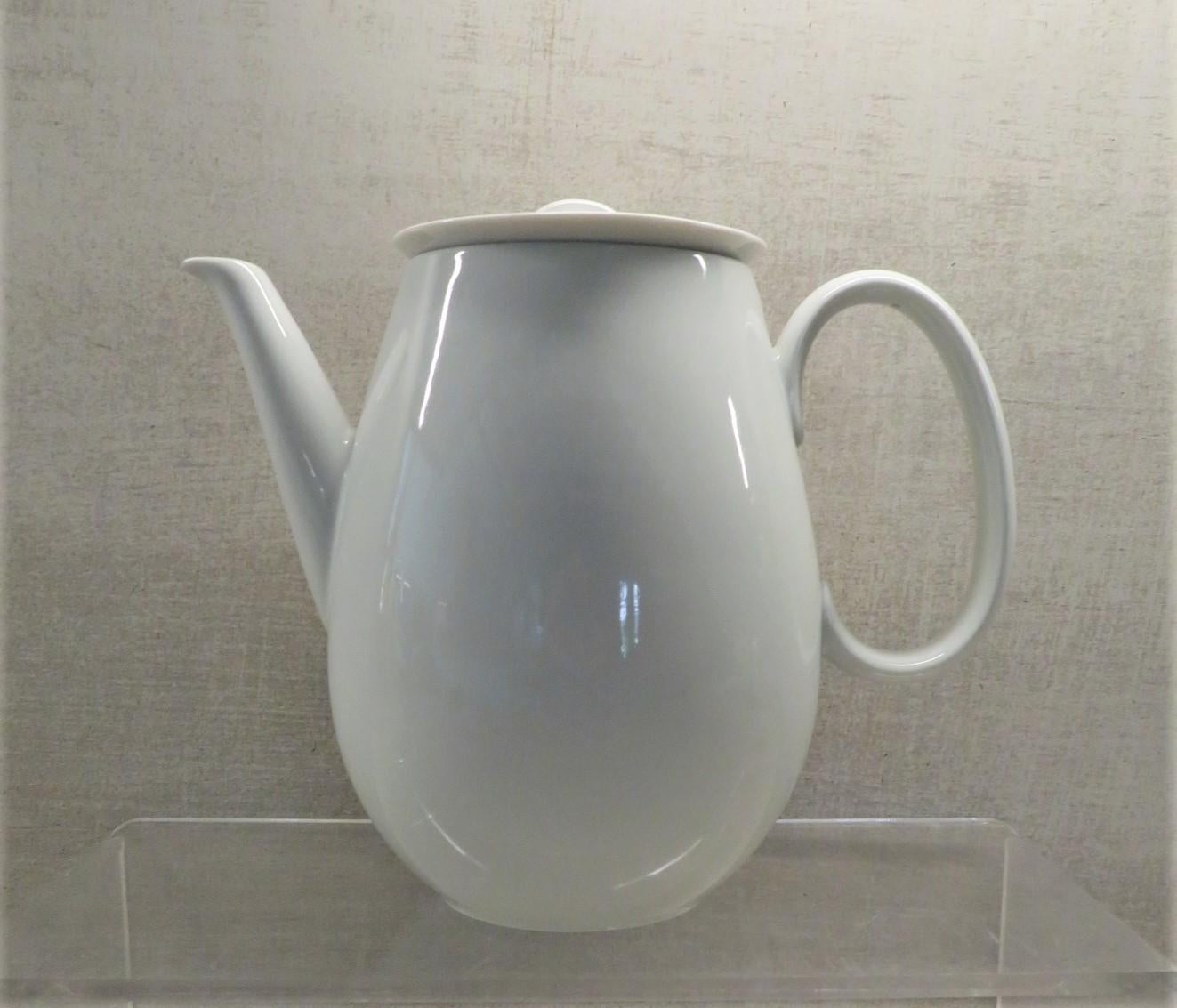 From the iconic Coupe Form dinnerware, created by Raymond Loewy for Continental China in the 1950s, a White Rhythm coffee pot in excellent condition. With its beautiful bulbous shape and smooth feel of porcelain, this elegant coffee pot in white