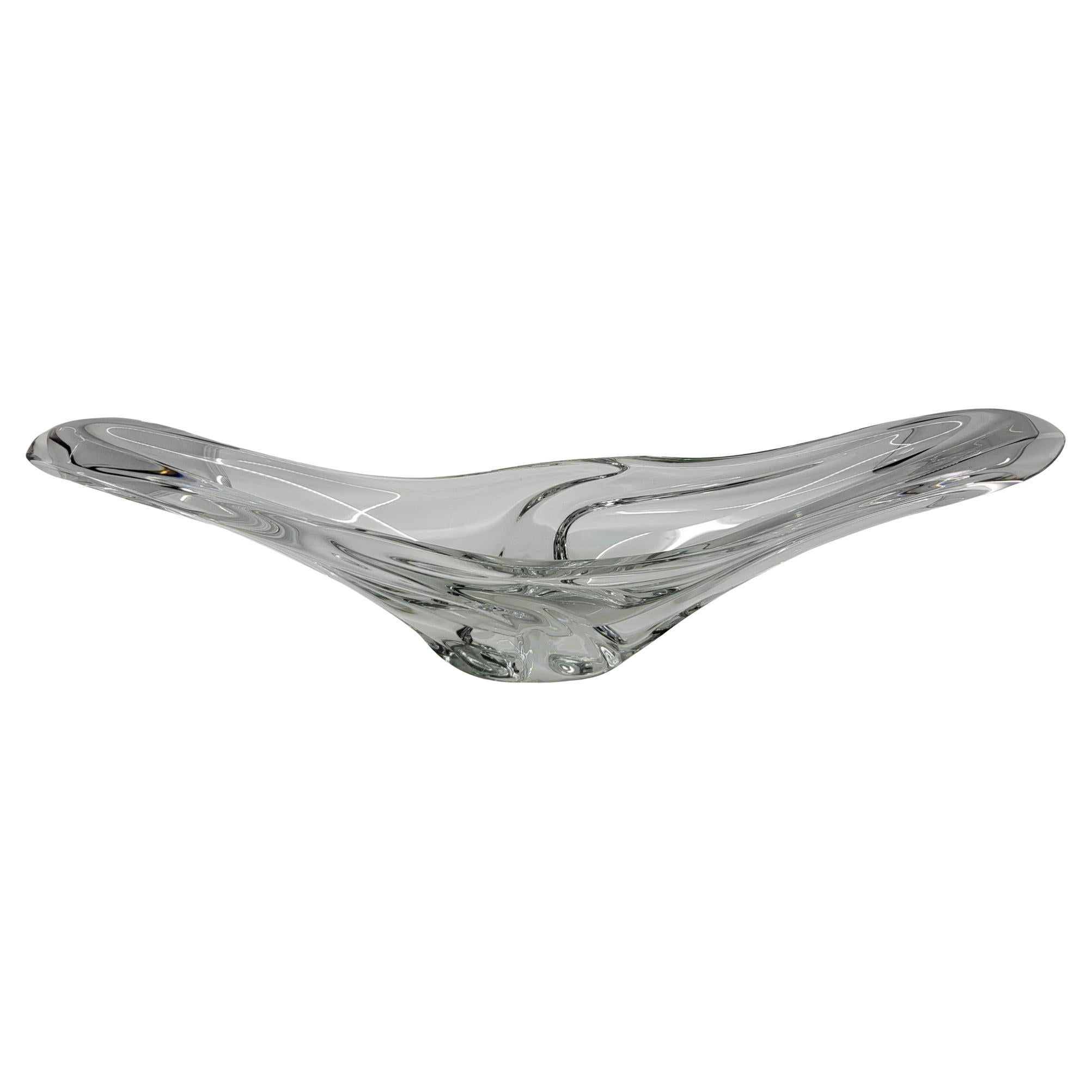 La Coupe Sculpturale Daum, emblema dell'arte del cristallo francese, racchiude in sé l'eleganza e il savoir-faire della prestigiosa Maison Daum, fondata a Nancy. Questo pezzo unico, realizzato negli anni '40, ricorda non solo l'eccellenza