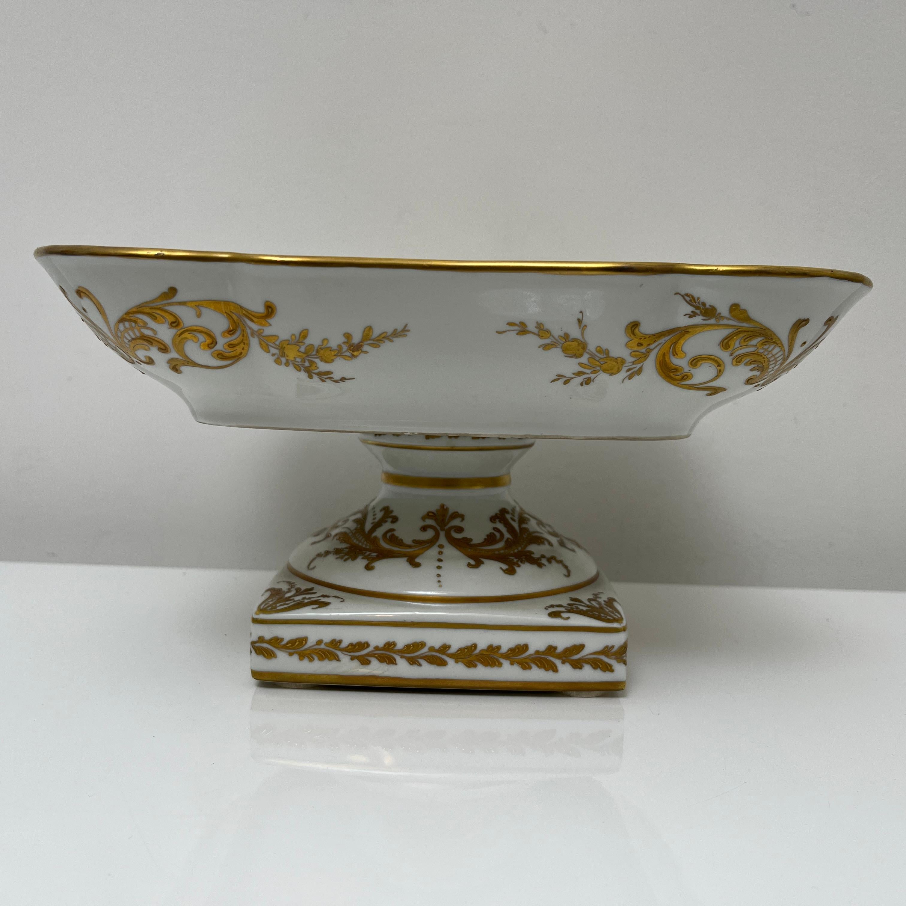 Coupe sur pied porcelaine blanche décor doré fait main, Le Tallec, Paris, 1963 For Sale 2