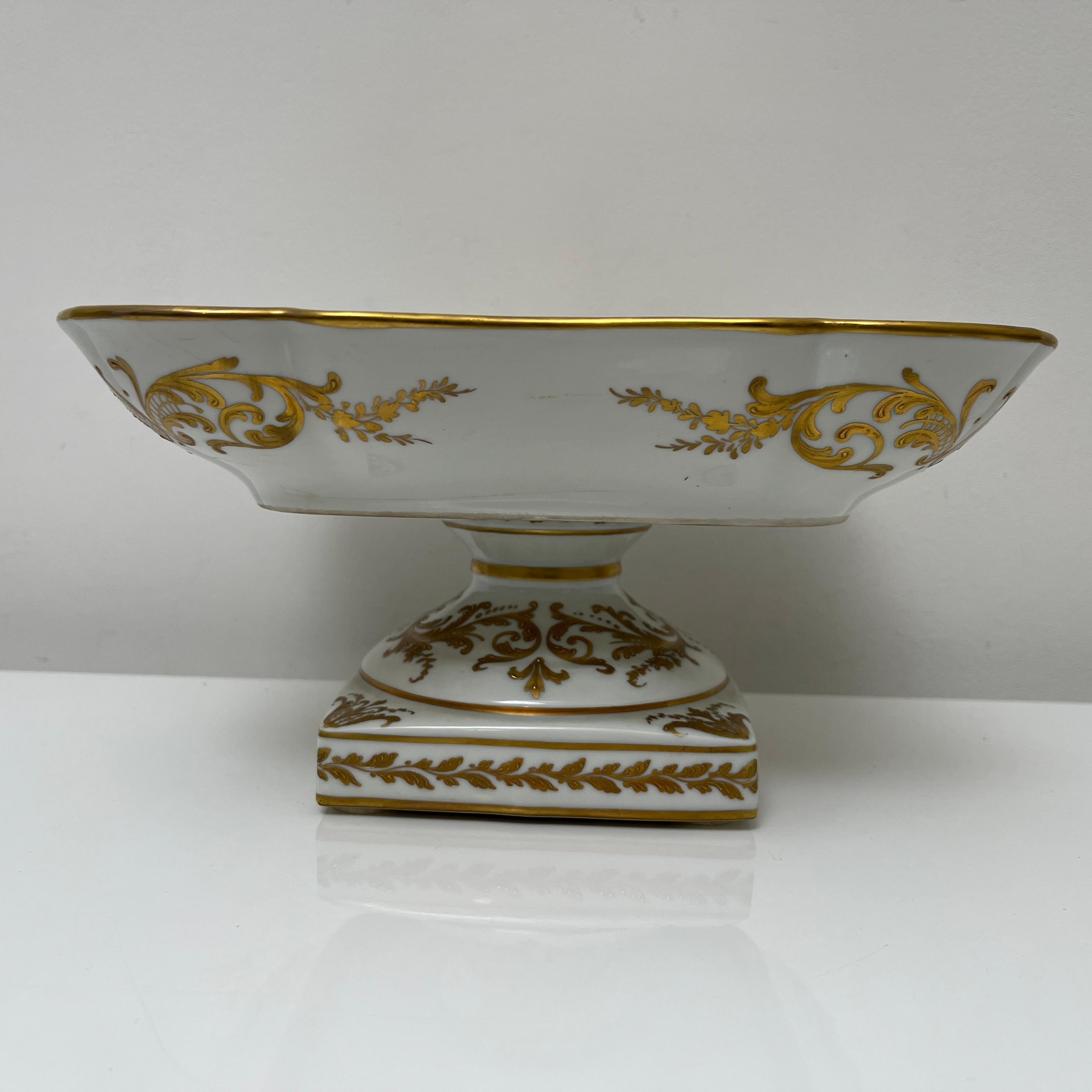 Coupe sur pied porcelaine blanche décor doré fait main, Le Tallec, Paris, 1963 For Sale 3