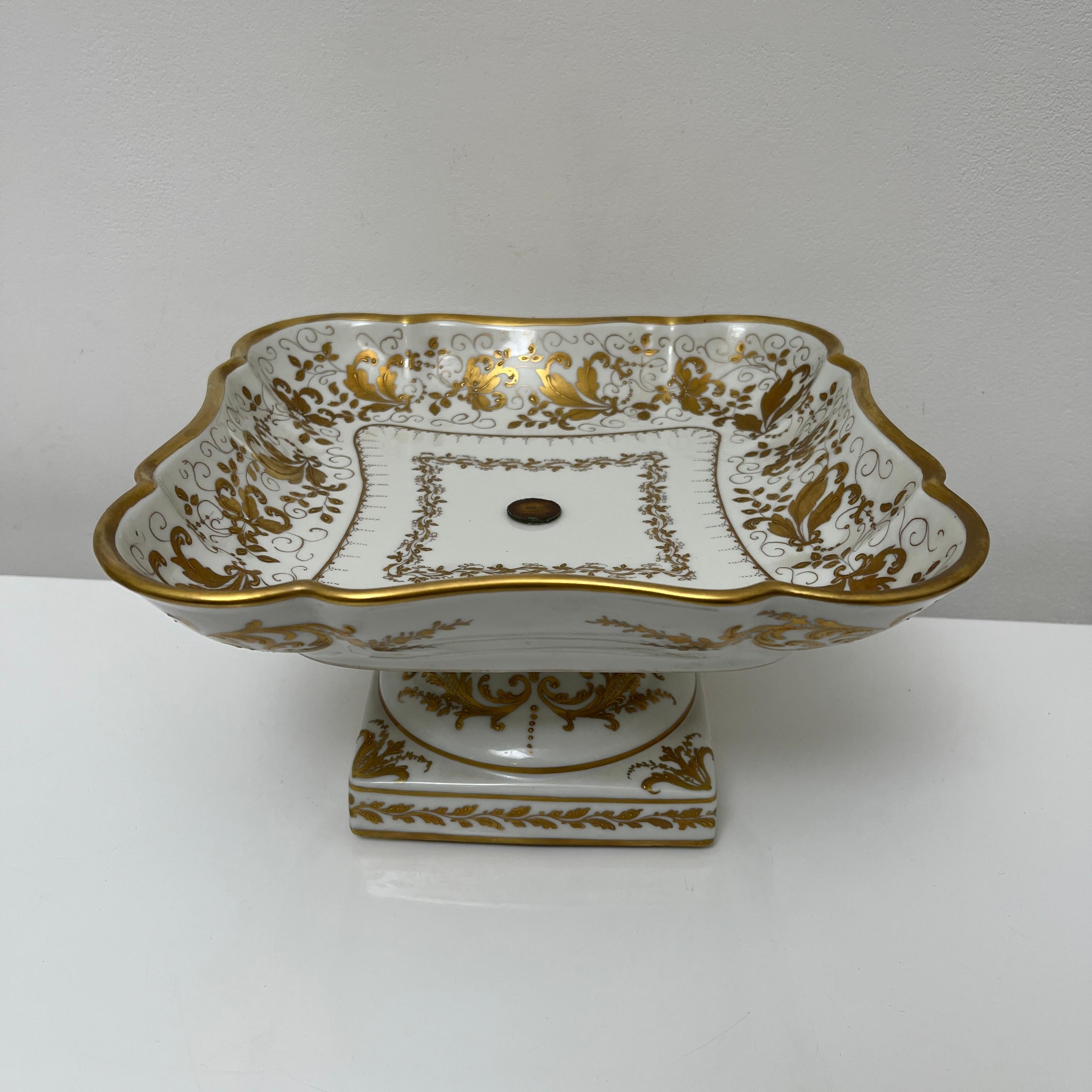 Coupe sur pied porcelaine blanche décor doré fait main, Le Tallec, Paris, 1963 For Sale 4