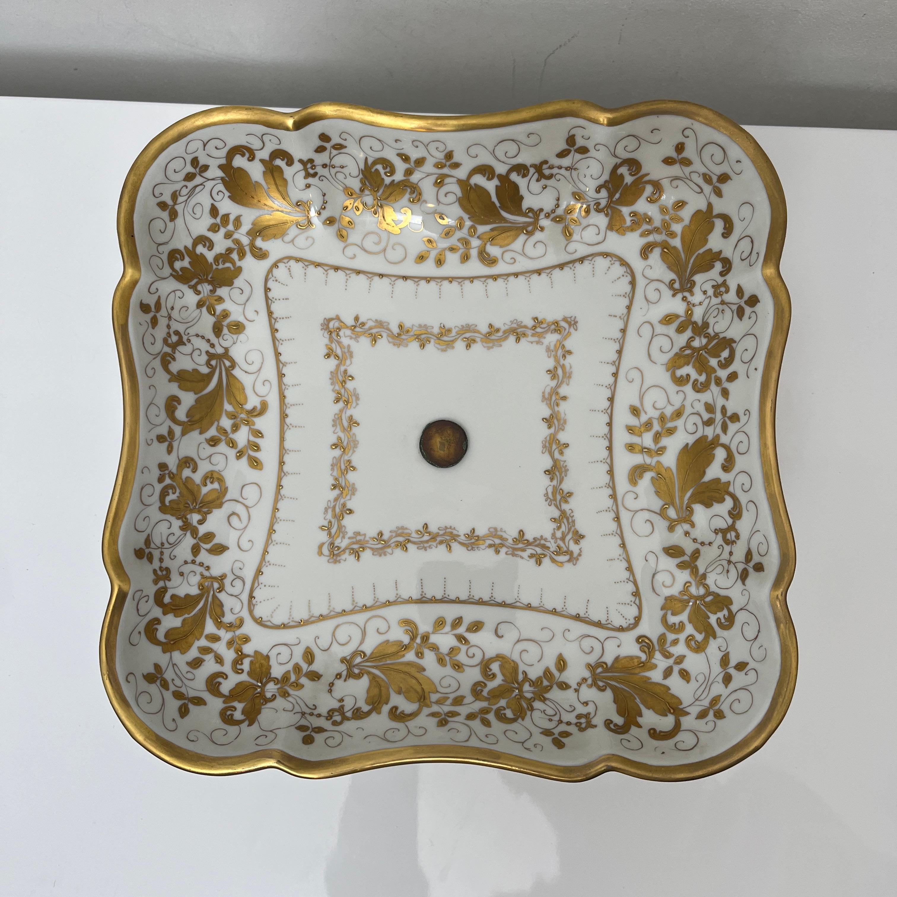 Description : 
Coupe en porcelaine blanche rehaussée d'un décor doré réalisé entierement à la main dans les ateliers  Le Tallec à Paris. Le marquage au cul de la pièce 