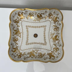 Coupe sur pied porcelaine blanche décor doré fait main, Le Tallec, Paris, 1963