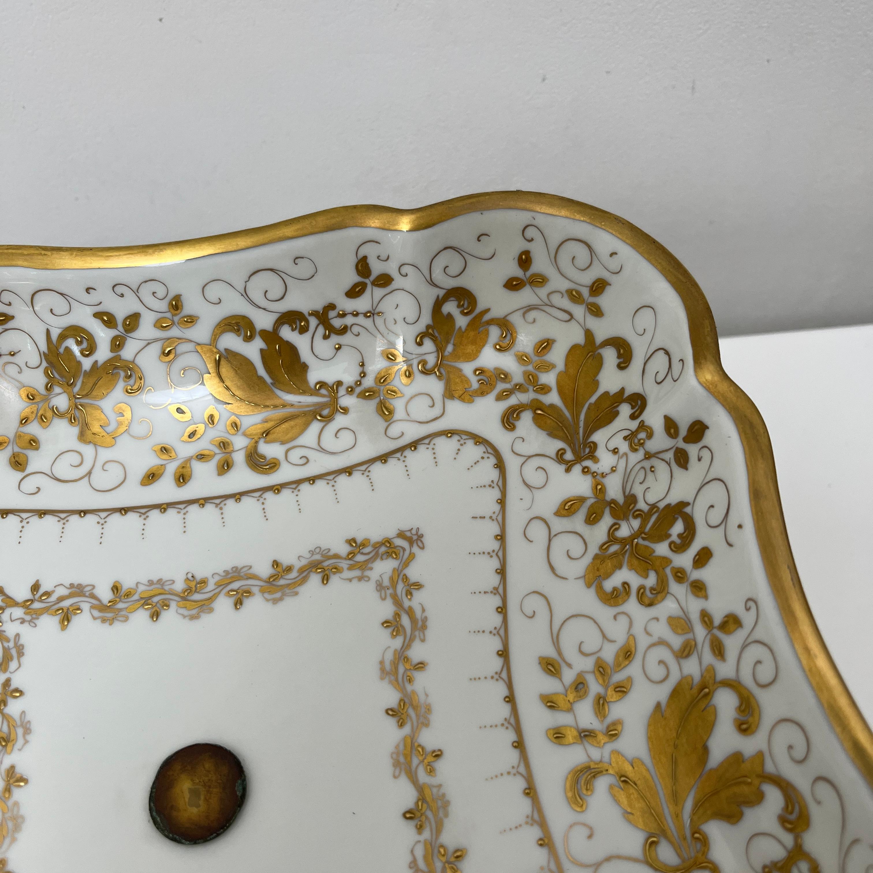 French Coupe sur pied porcelaine blanche décor doré fait main, Le Tallec, Paris, 1963 For Sale