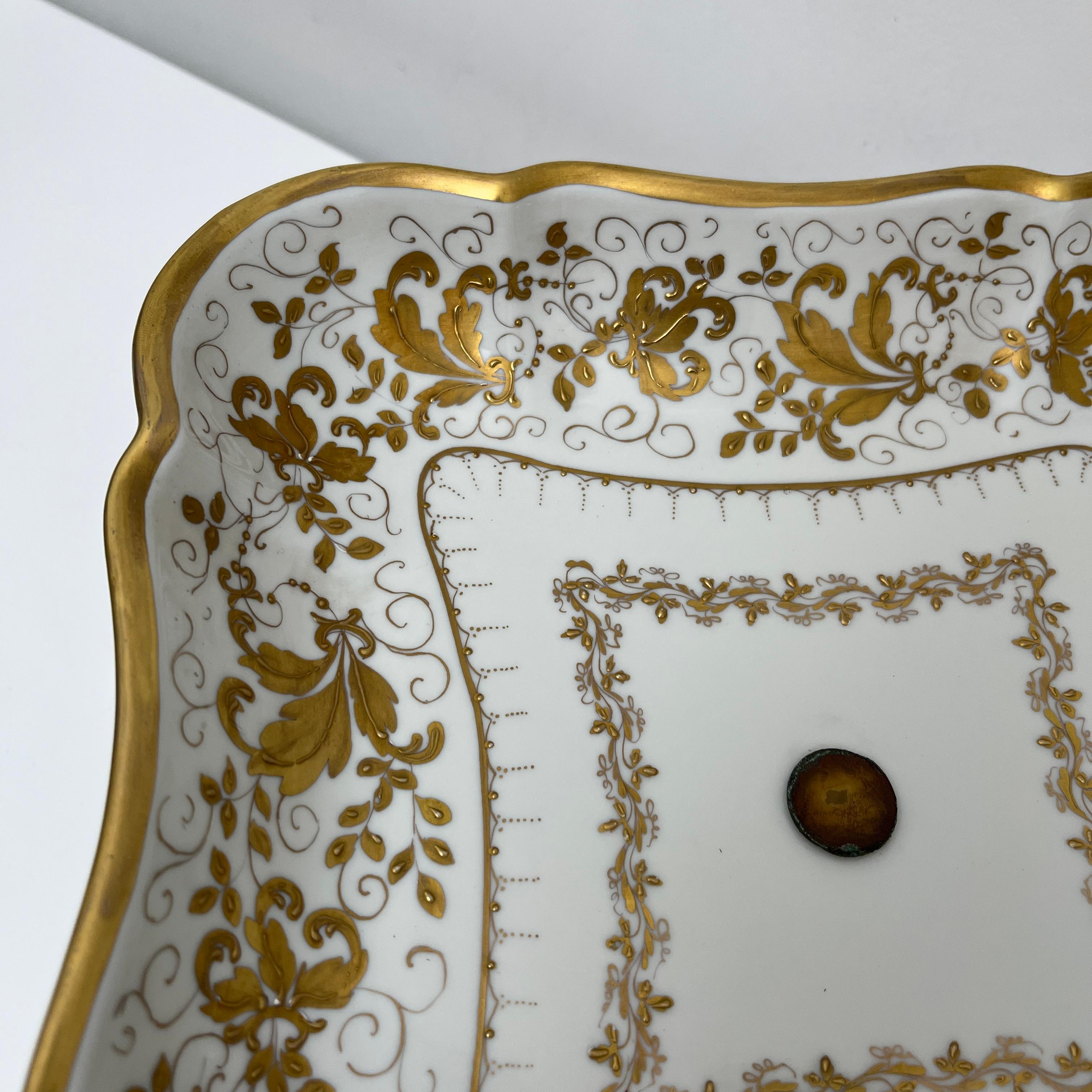 Coupe sur pied porcelaine blanche décor doré fait main, Le Tallec, Paris, 1963 In Good Condition For Sale In PONT-AUDEMER, FR