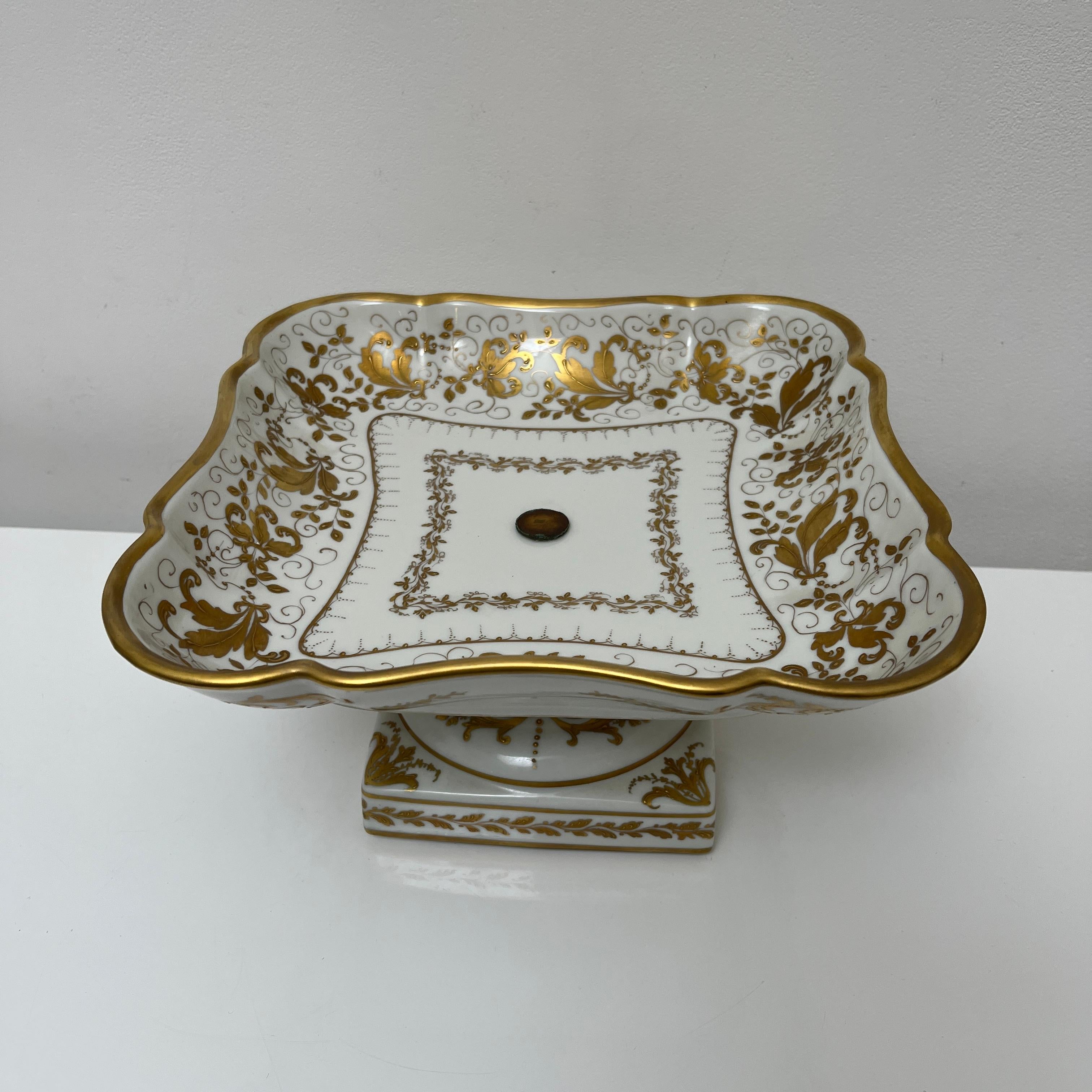 Mid-20th Century Coupe sur pied porcelaine blanche décor doré fait main, Le Tallec, Paris, 1963 For Sale