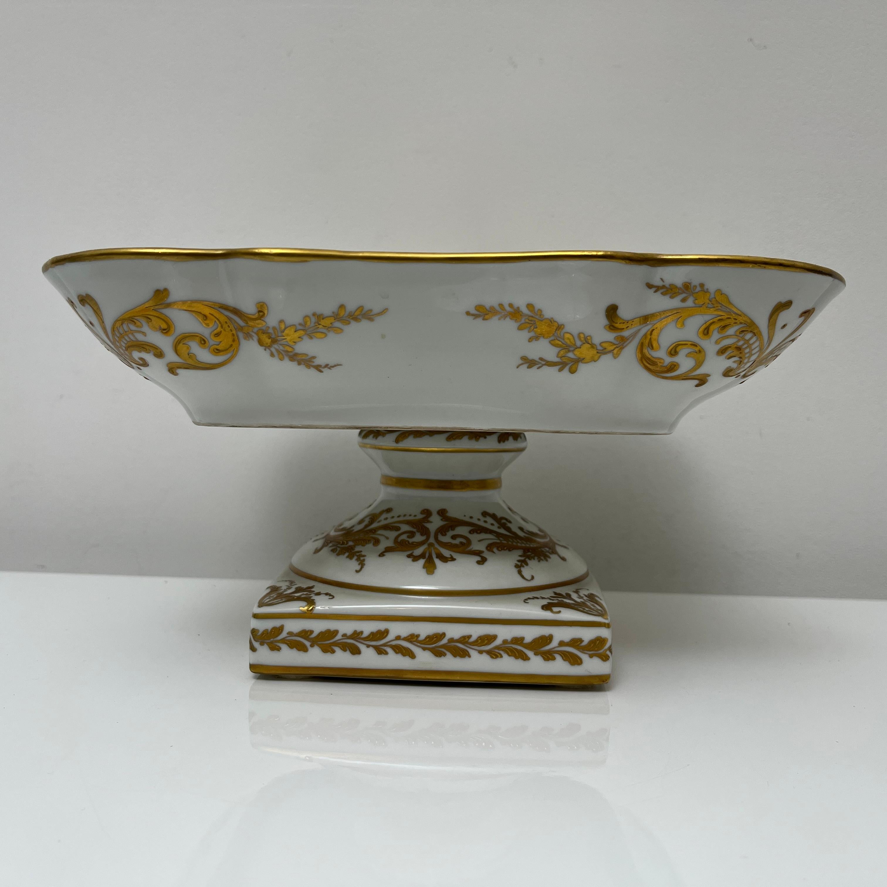 Coupe sur pied porcelaine blanche décor doré fait main, Le Tallec, Paris, 1963 For Sale 1