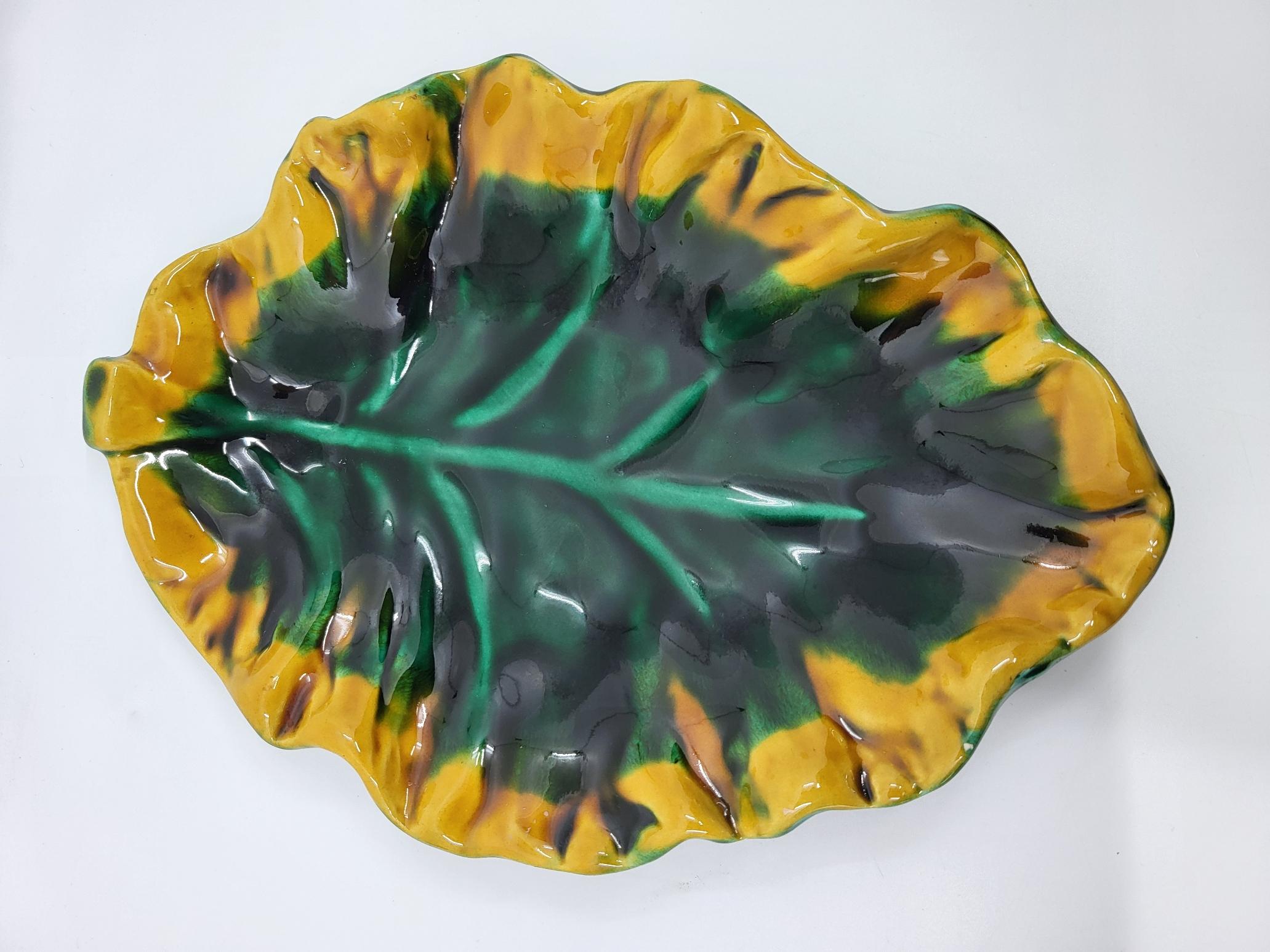 Coupe Vallauris en forme de feuille Verte & Jaune Costa Azul Francia 1970 Provincial francés en venta