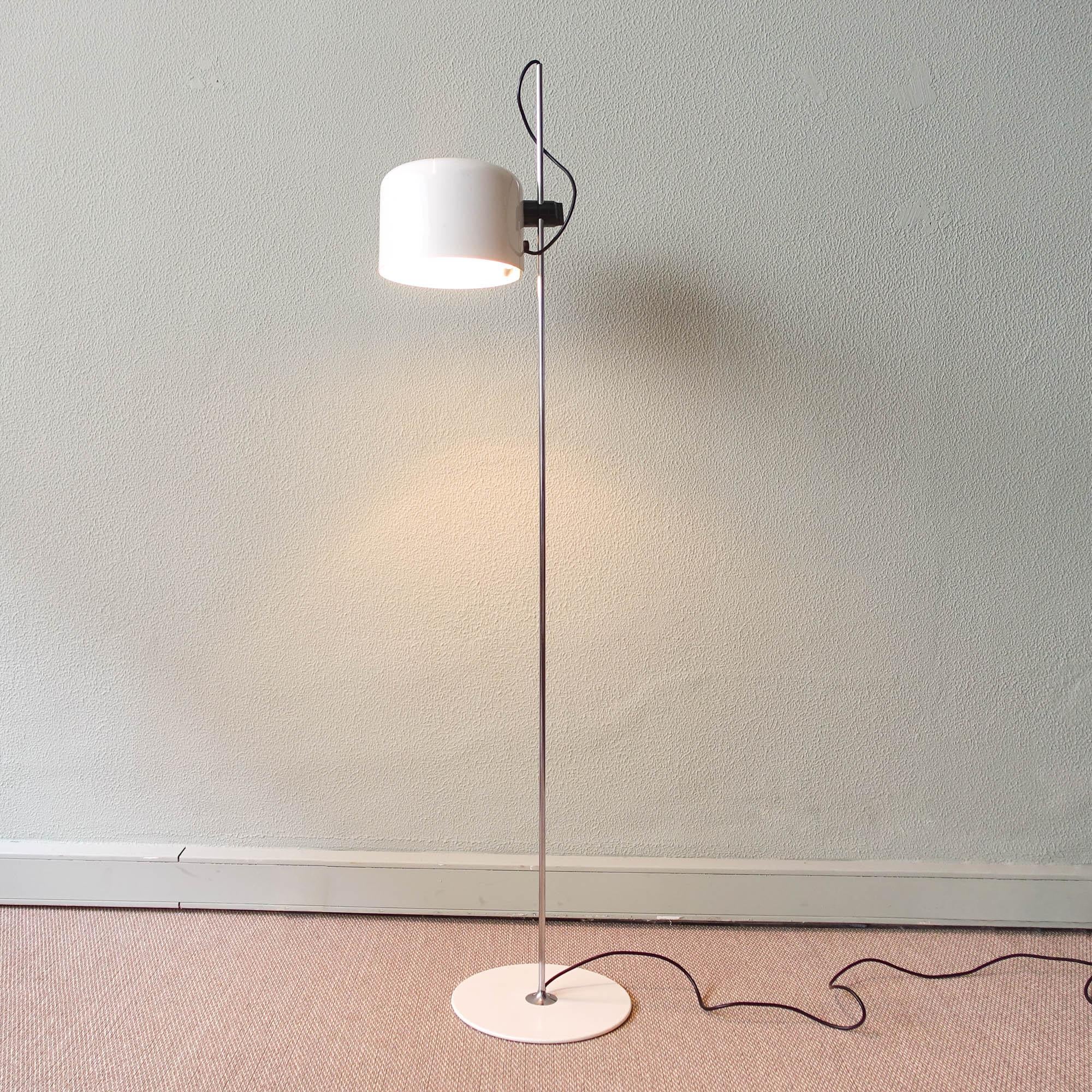 This floor lamp, model 'Coupé' was designed by Joe Colombo for Oluce, in Italy, in 1967. The Coupé series, designed by Colombo, was initially conceived as a variation of the Spider family, created by the same designer, of which it has kept its base