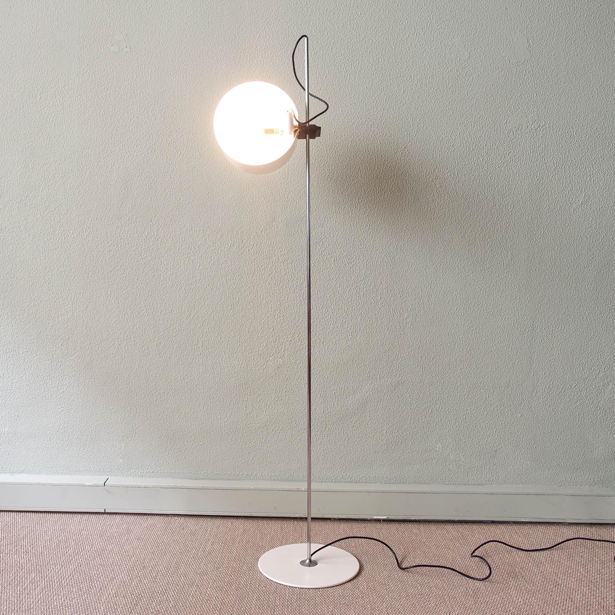 Italian Coupé White Floor Lamp by Joe Colombo for Oluce, 1967