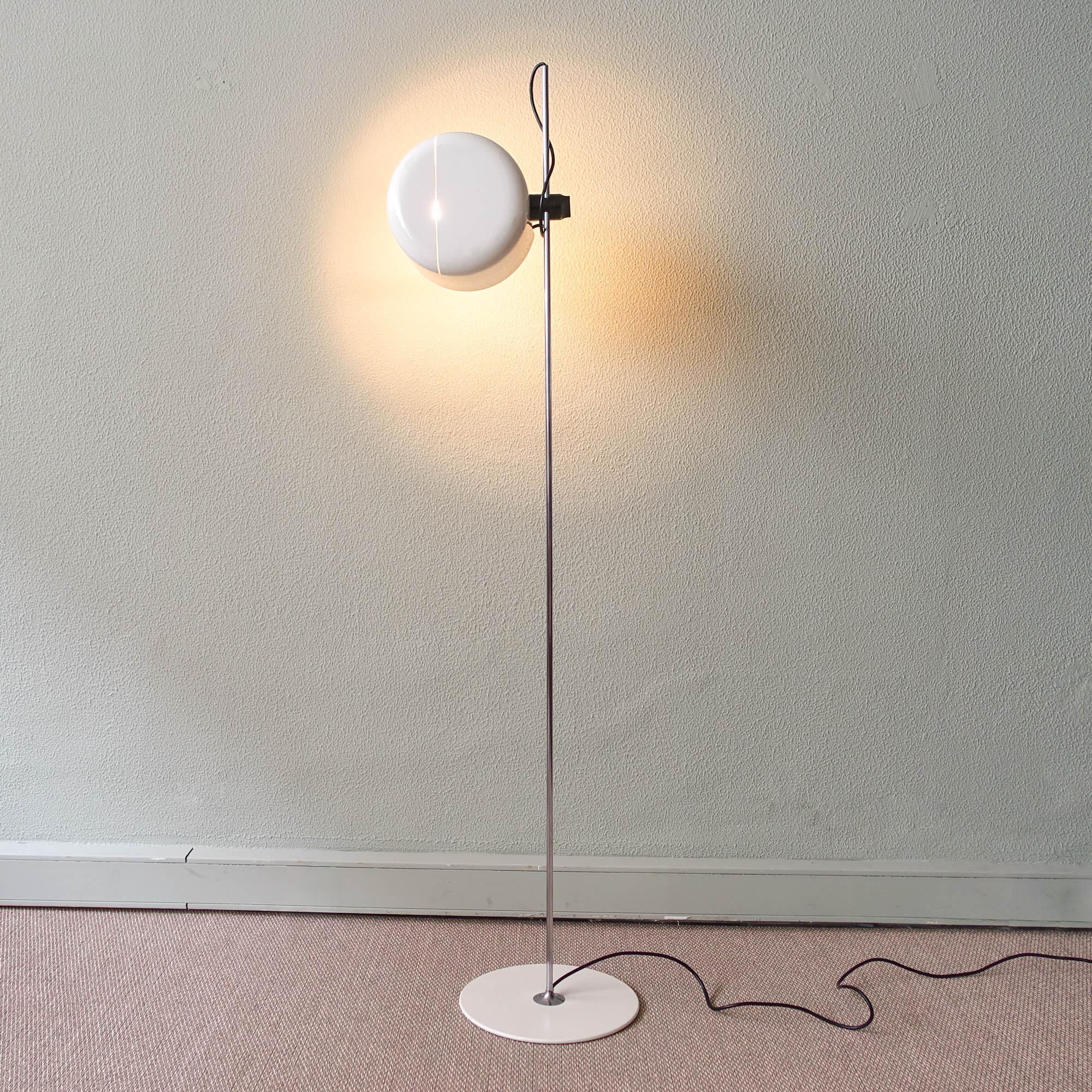 Coupé White Floor Lamp by Joe Colombo for Oluce, 1967 In Good Condition In Lisboa, PT