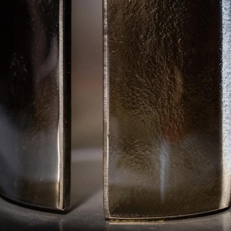 La table basse Coupelle, créée par les designers Marie et Alexandre pour la marque Driade, représente une fusion fascinante entre l'art et la fonction, inspirée par l'architecture de Le Corbusier.

La table basse Coupelle se distingue par son design