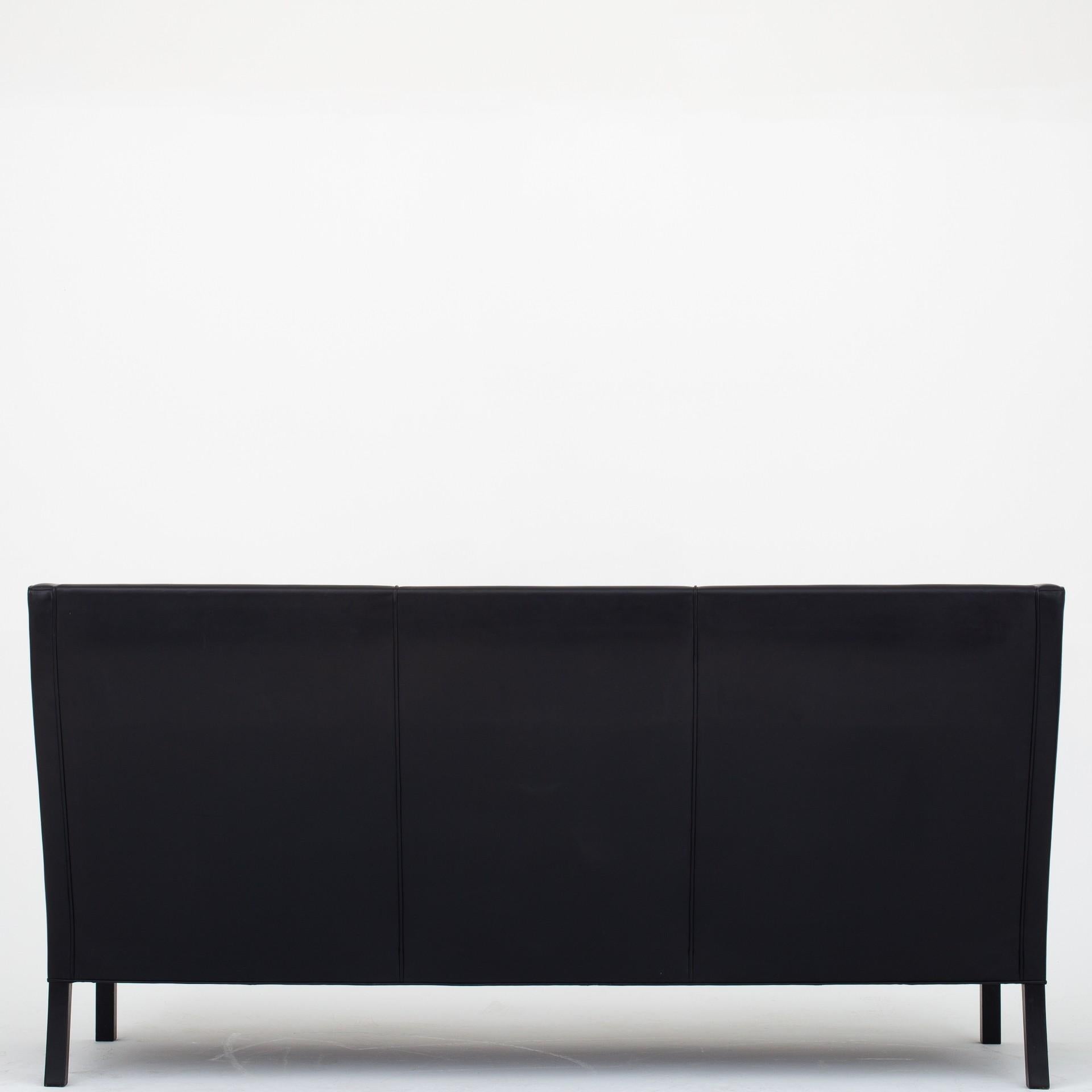 BM 2193 - Coupésofa with original black leather and black stained legs. Maker Fredericia Furniture.