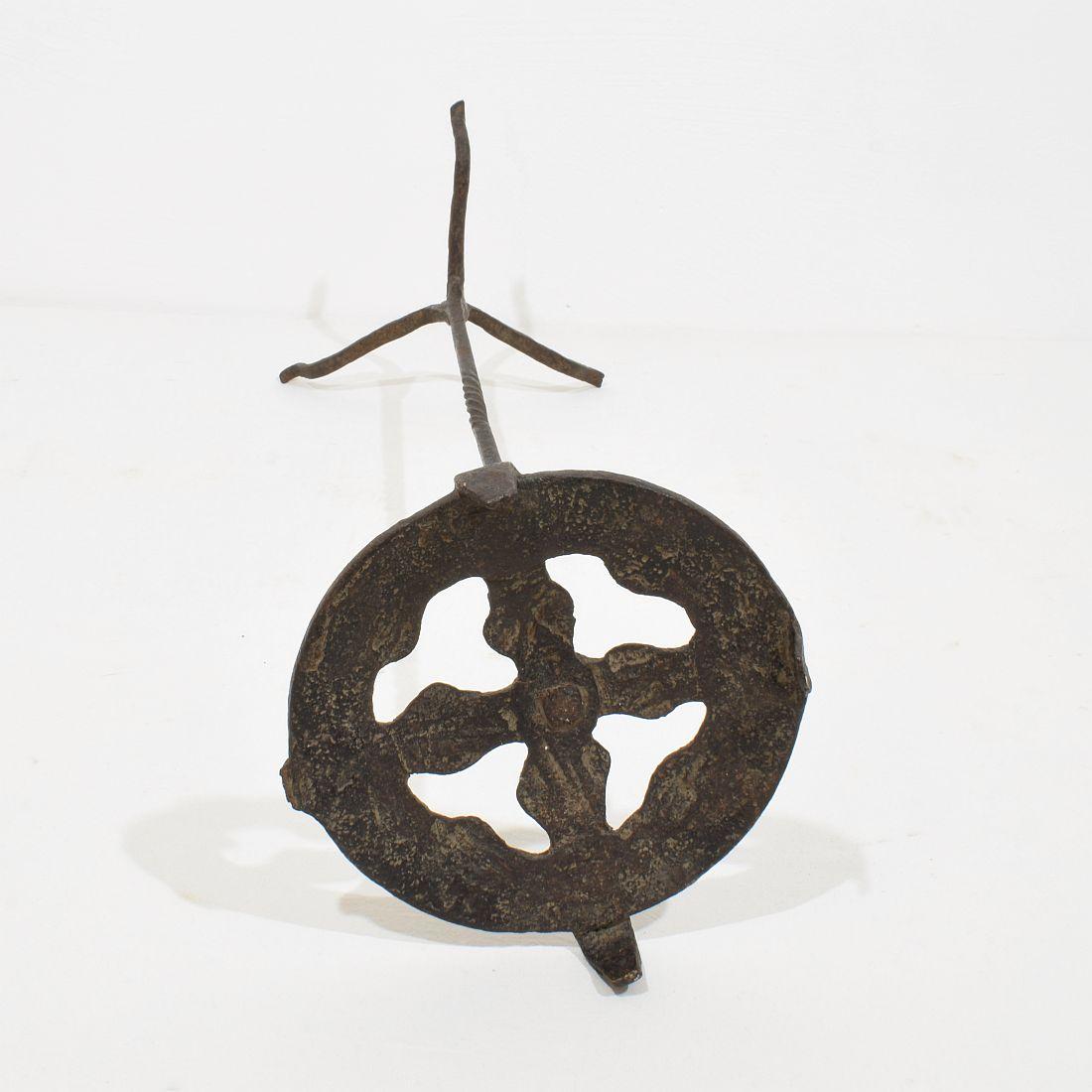 Coppia di candelabri in ferro forgiato a mano del XVI-XVII secolo in Spagna in vendita 2