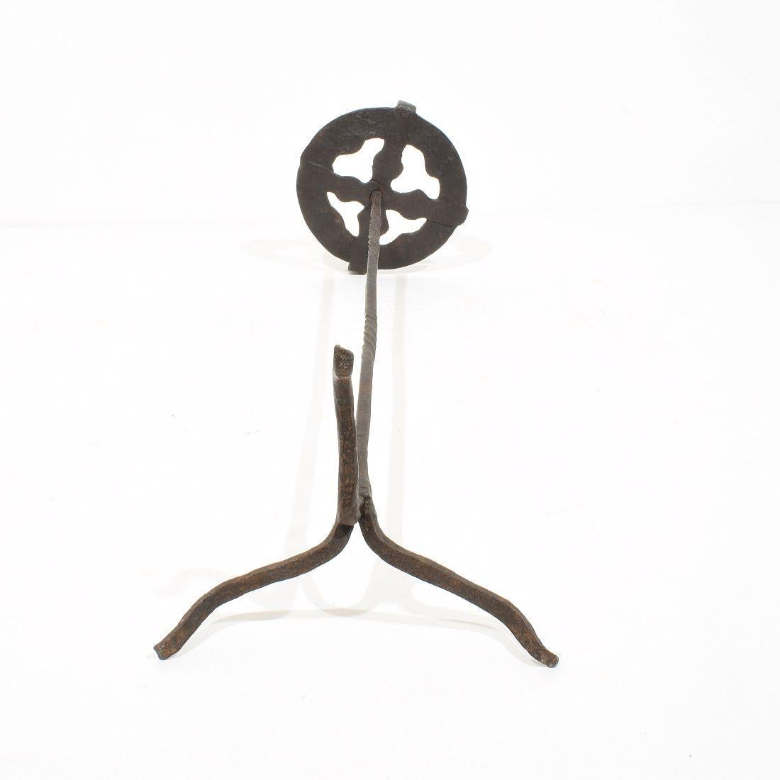 Coppia di candelabri in ferro forgiato a mano del XVI-XVII secolo in Spagna in vendita 3