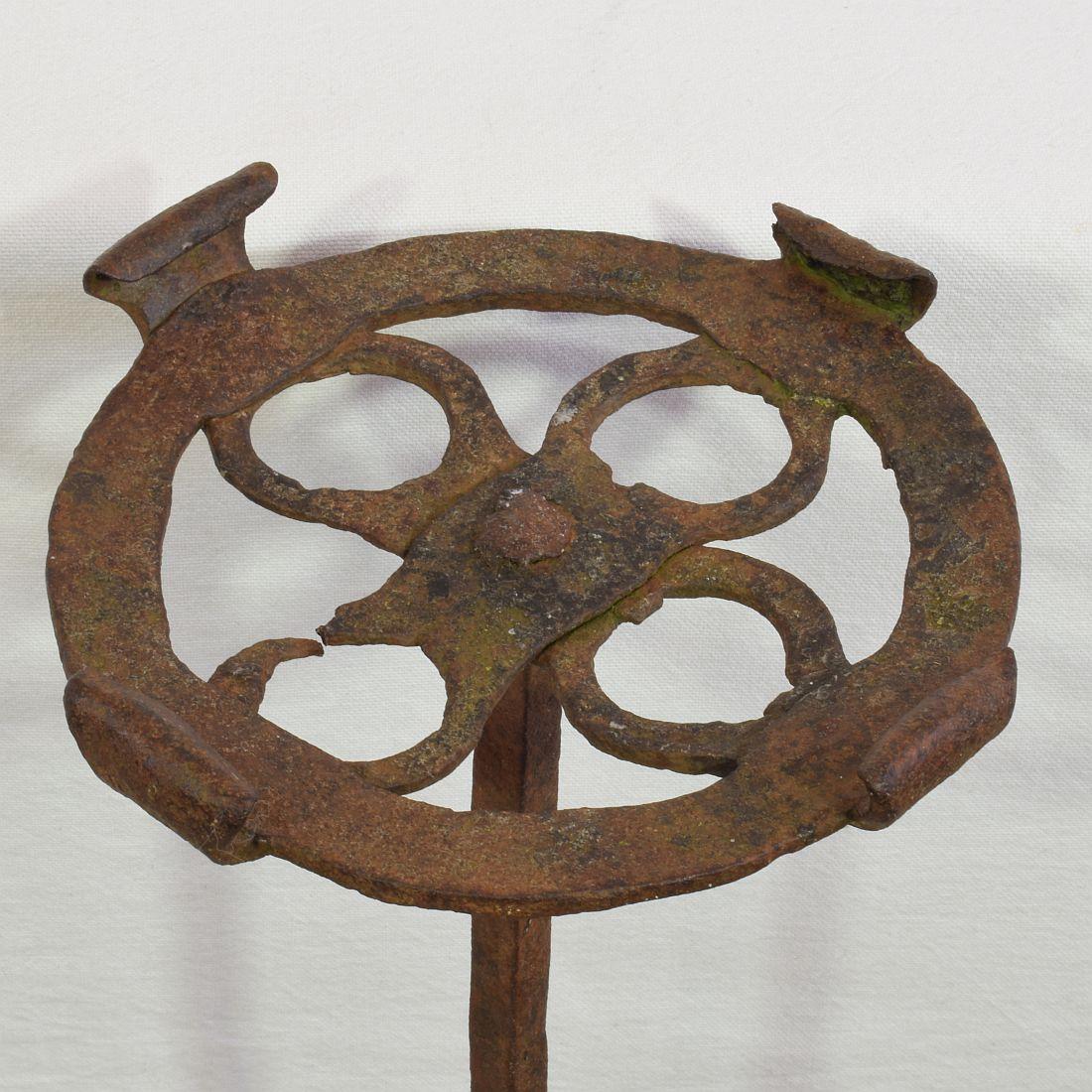 Coppia di candelabri in ferro forgiato a mano del XVI-XVII secolo in Spagna in vendita 6