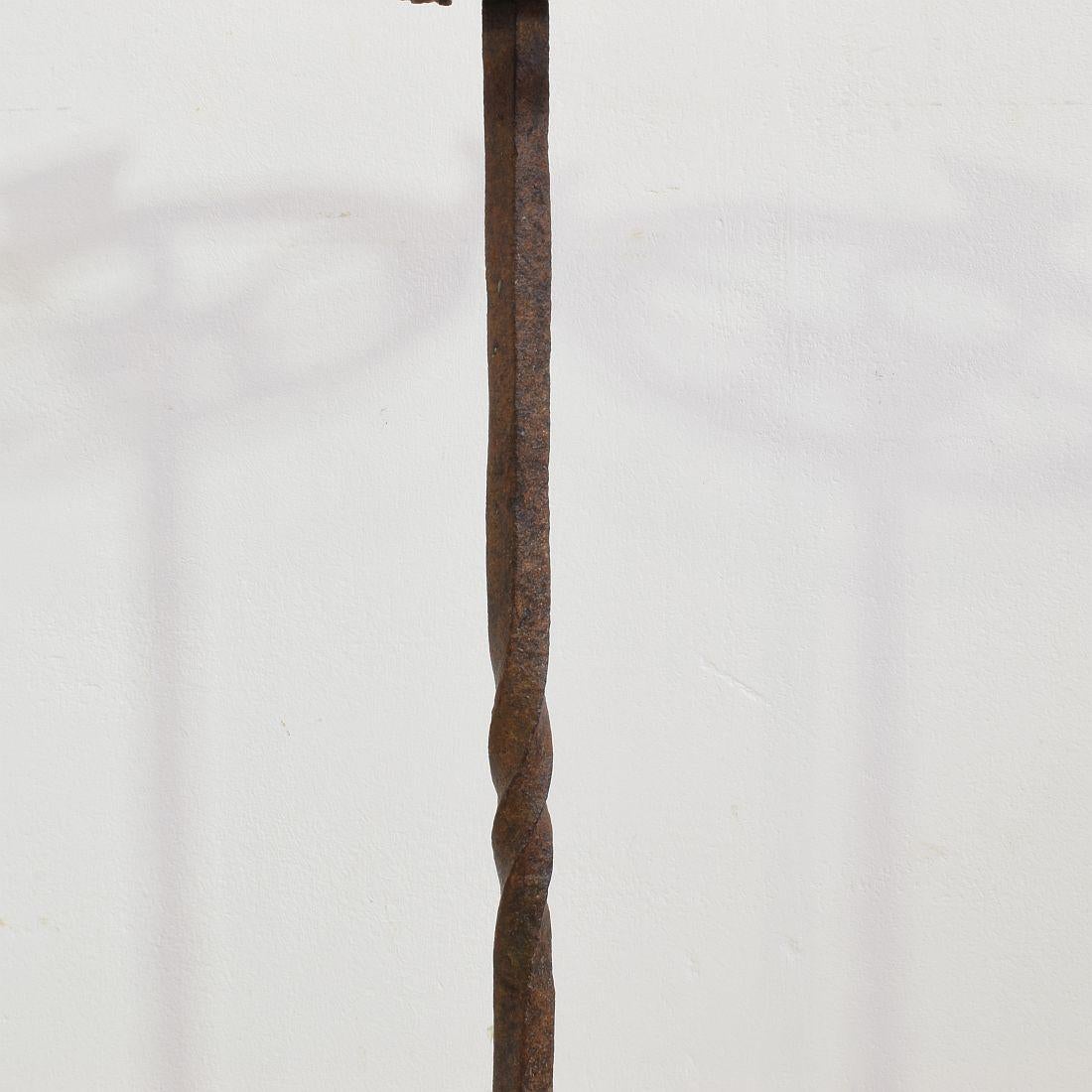 Coppia di candelabri in ferro forgiato a mano del XVI-XVII secolo in Spagna in vendita 7