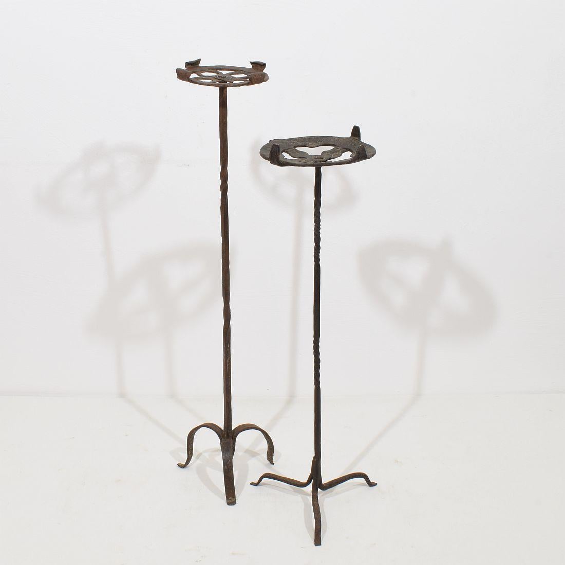 Ottima coppia di portacandele in ferro battuto molto antichi. Pezzi unici, Spagna circa 1500-1700. Intemperie.
H. H. 68-78cm  W:19-23cm